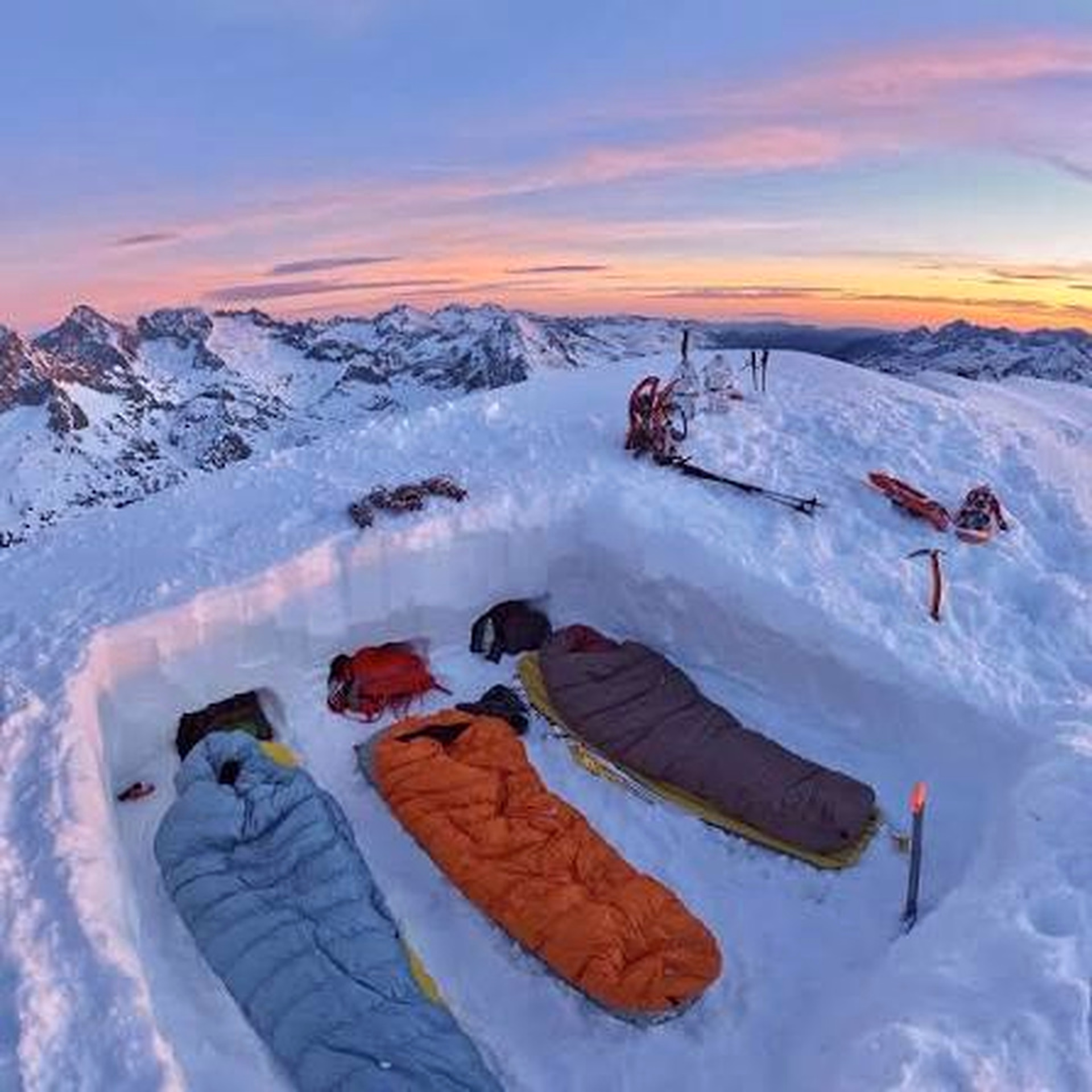 Nouvel An inoubliable en bivouac hivernal dans les Alpes
