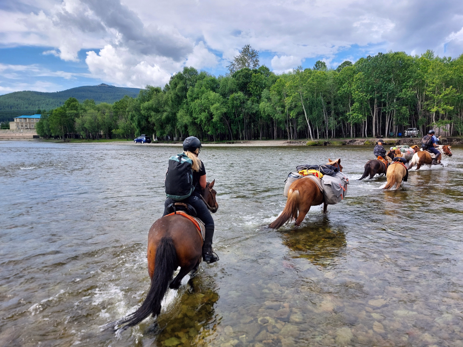 Randonnée à cheval dans le parc national de Terelj en Mongolie