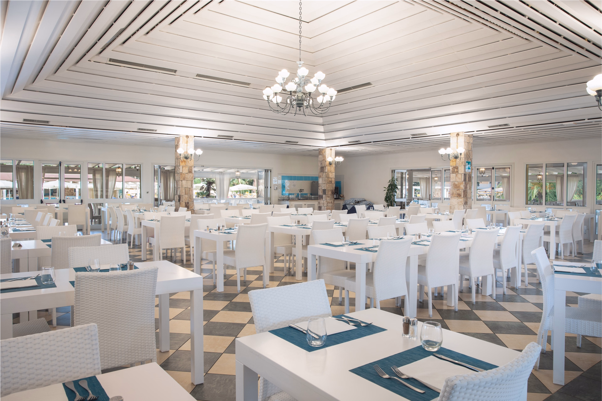 🏨 Hôtel 4* - Jours 1 à 8
