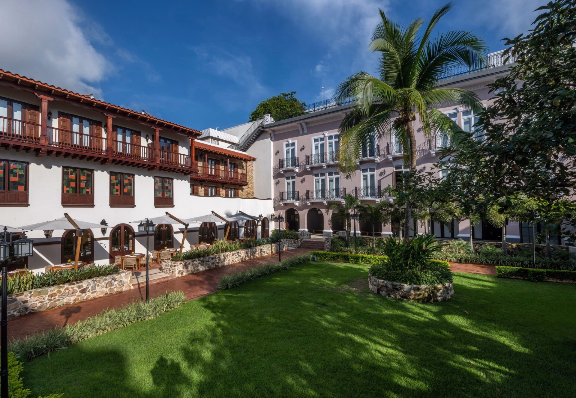 🏨 Hôtel 5* - Jours 1 à 2