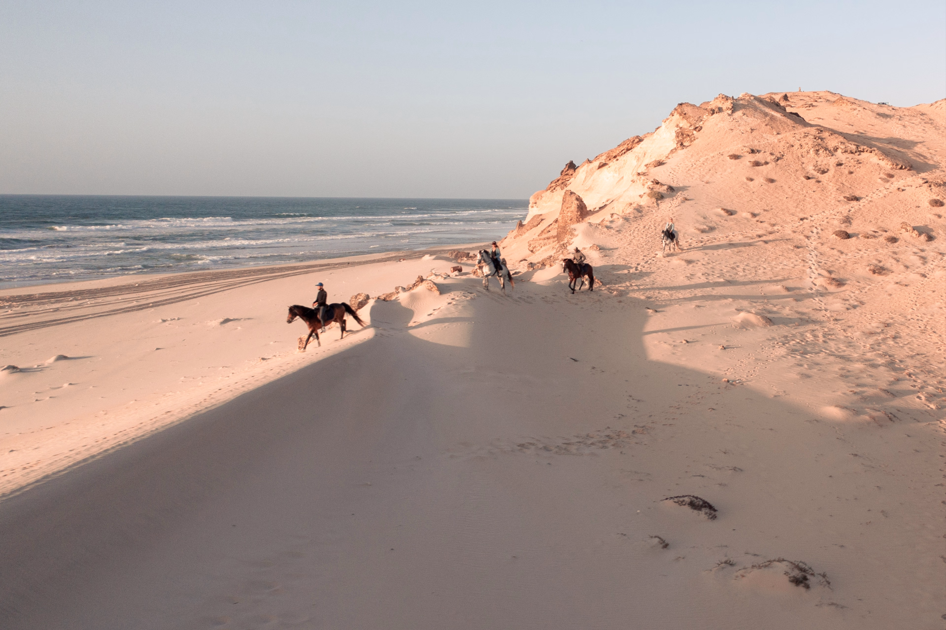Balades à cheval au coeur du Sahara, entre océan et désert.