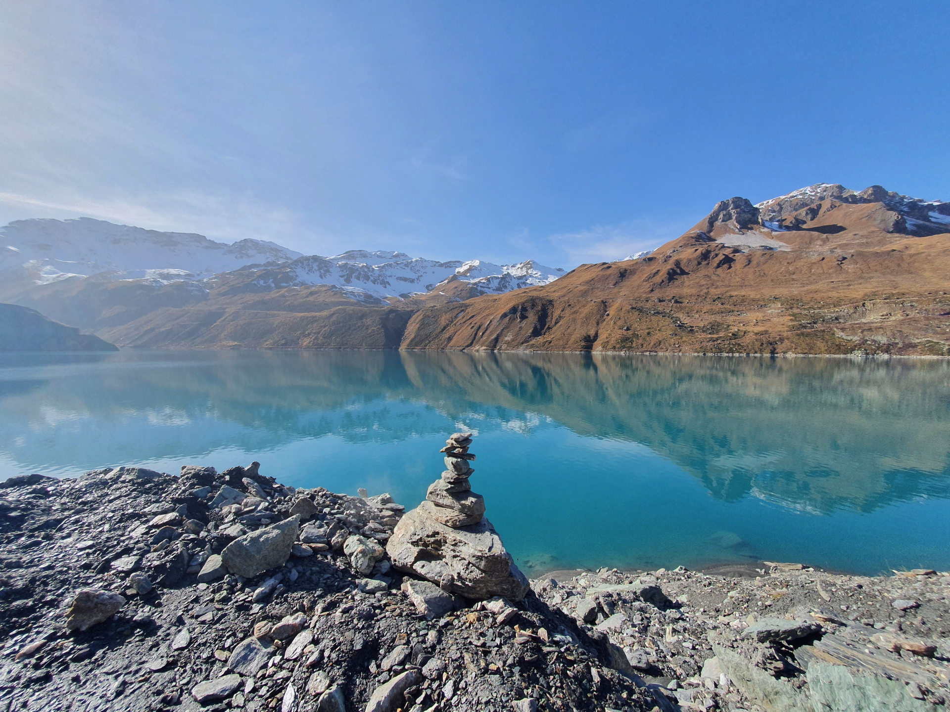 Immersion au cœur du Valais : randonnées entre lacs et glaciers