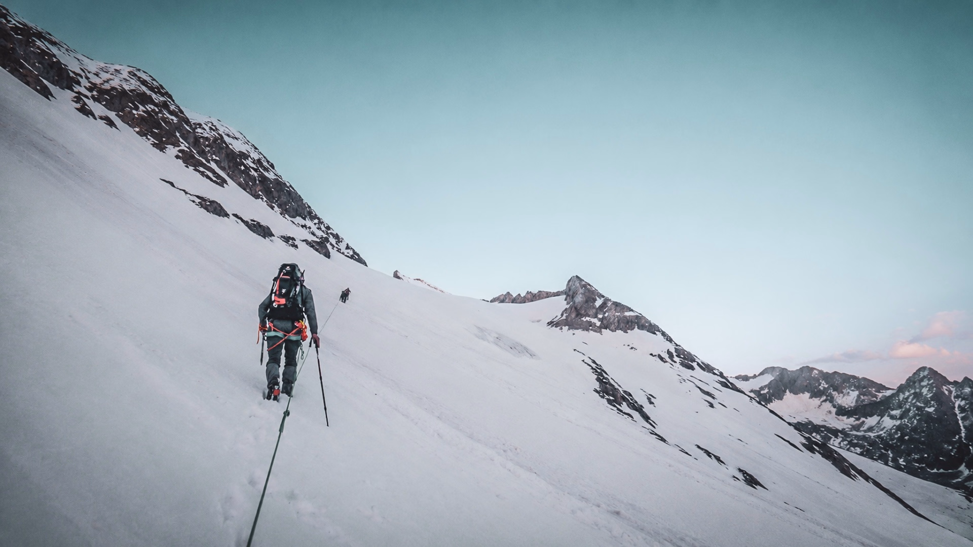 Traversée glaciaire des Dômes de Miage, face au Mont-Blanc