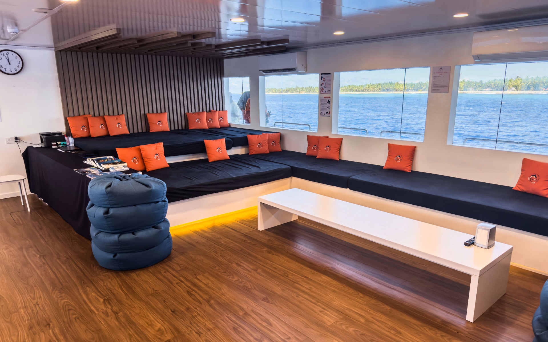 🚢 Bateau de croisière à moteur