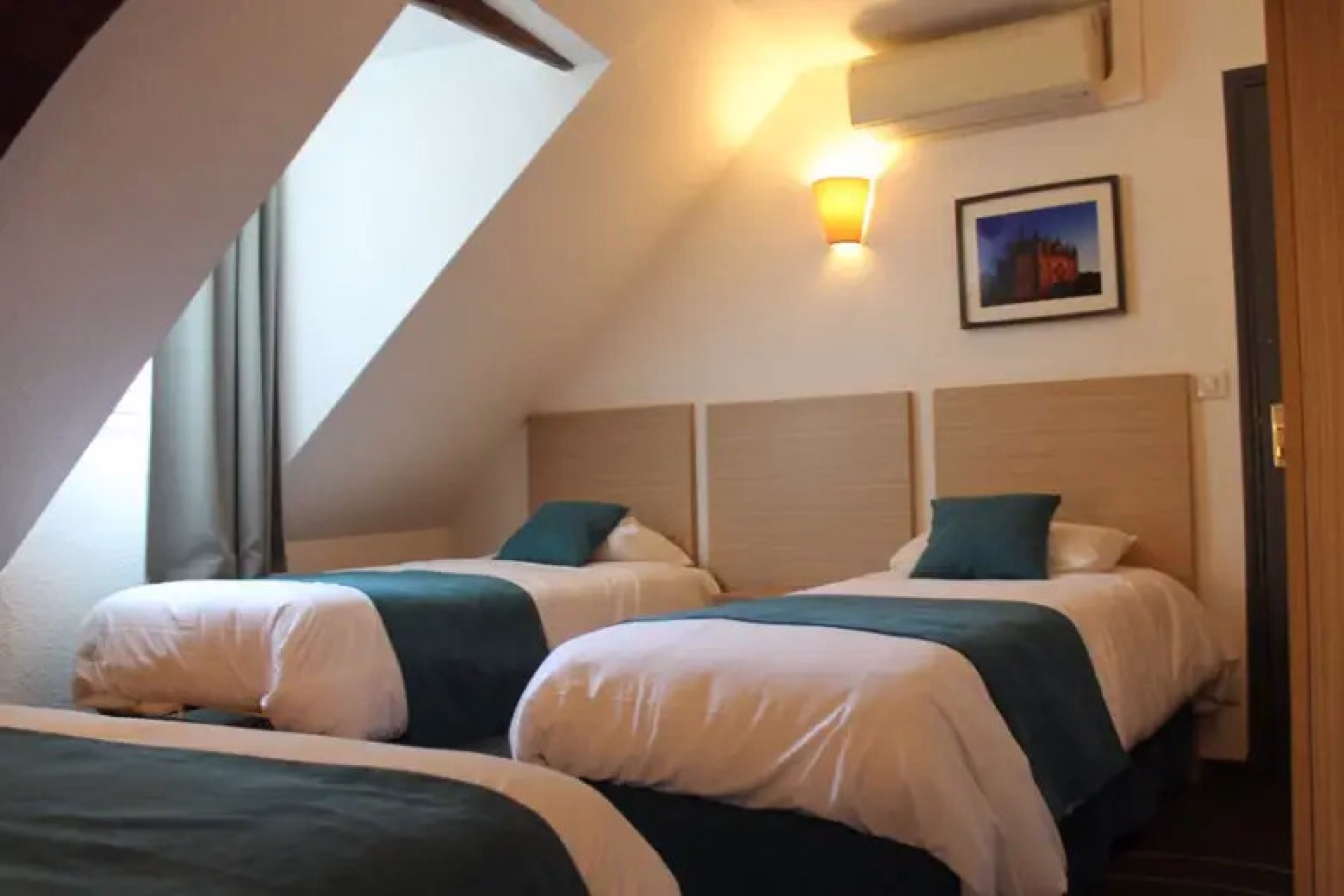 🏨 Hôtel 2* - Jours 1 à 2