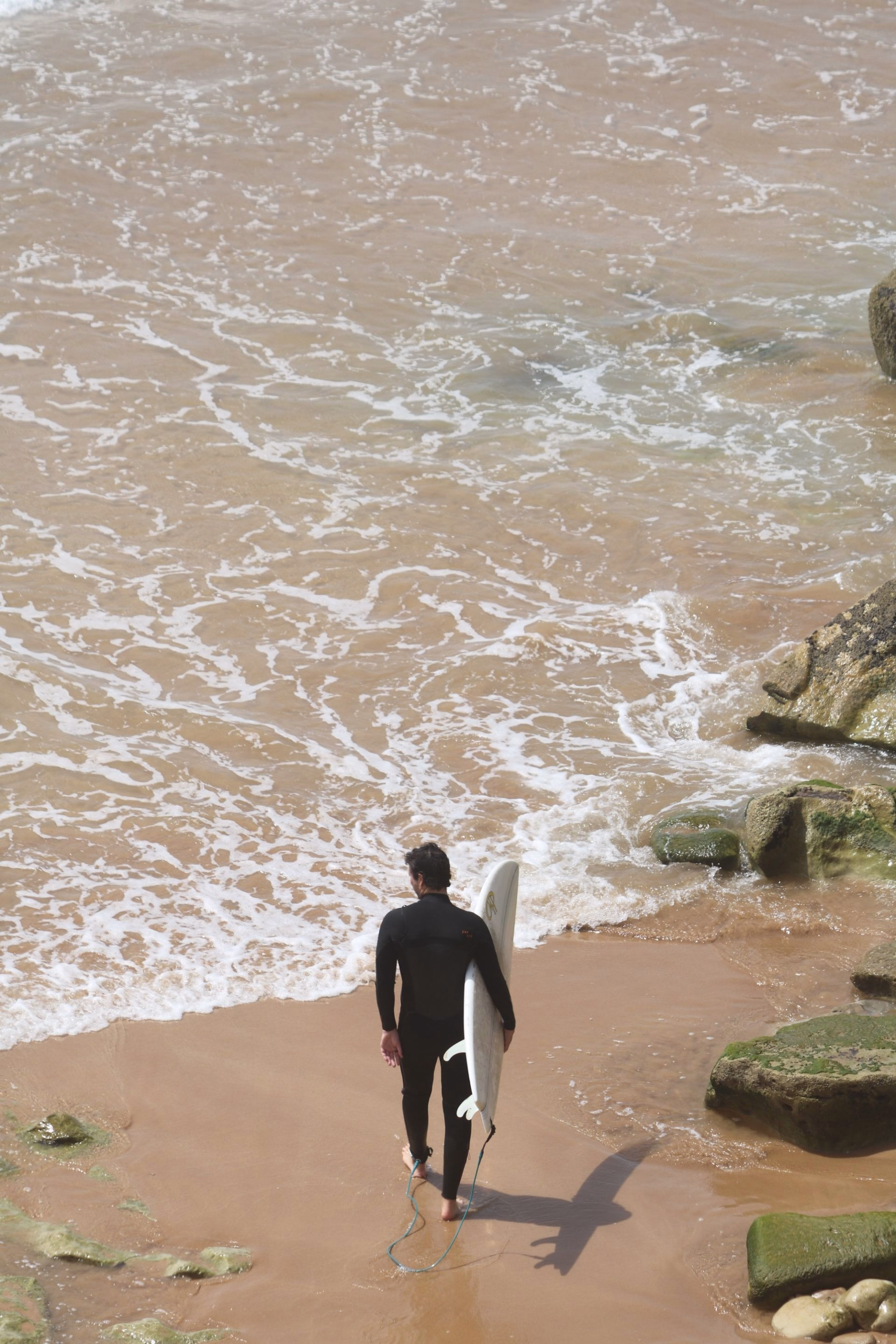Surf engagé sur les vagues de Taghazout