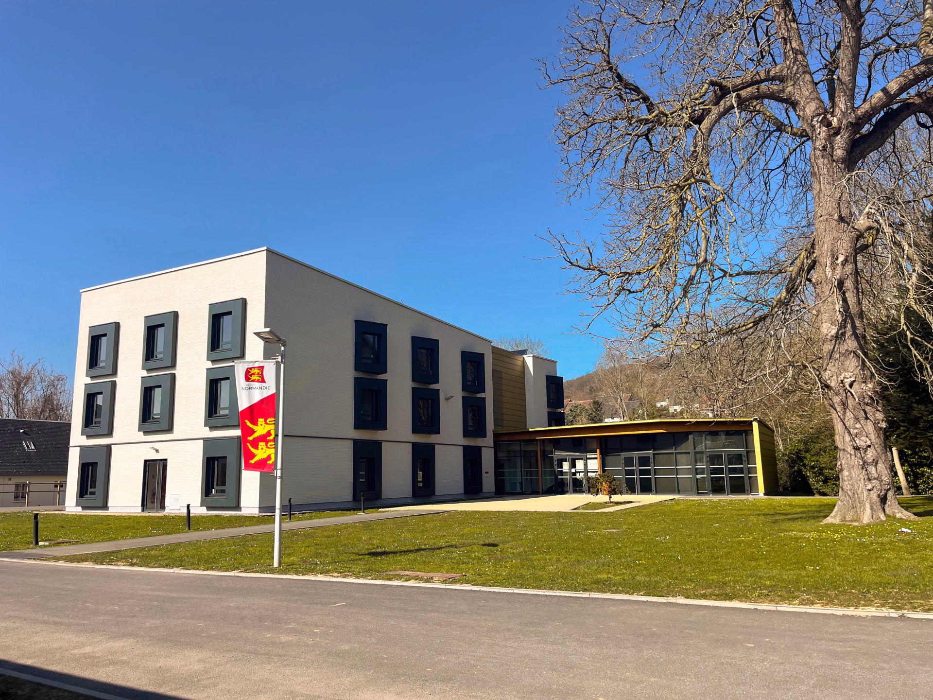 🏨 Hôtel 2* - Jours 1 à 2