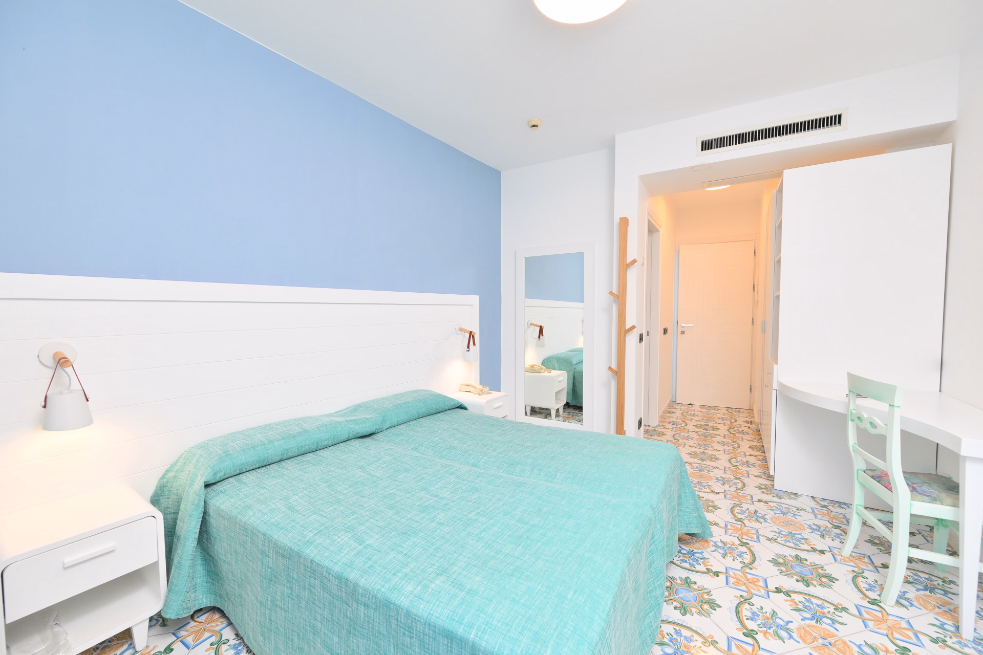 🏨 Hôtel 3* - Jours 1 à 4