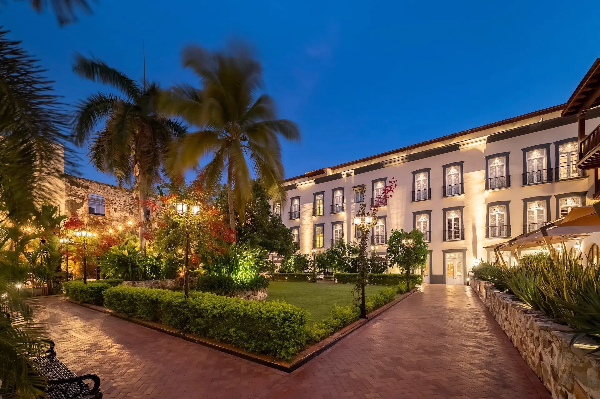 🏨 Hôtel 5* - Jours 1 à 2