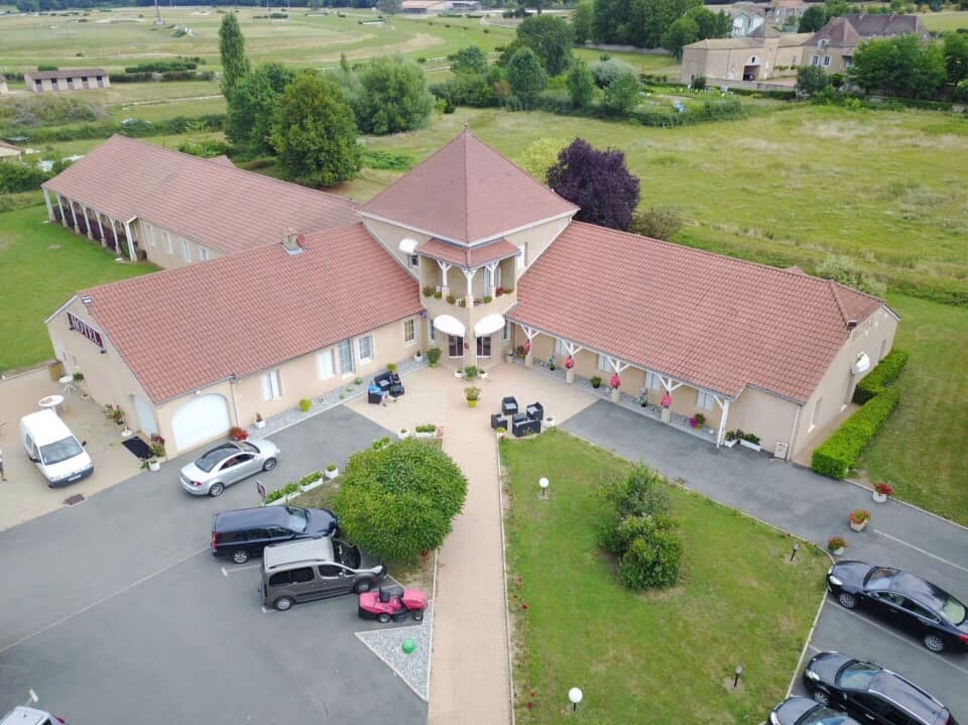🏨 Hôtel 2* - Jours 3 à 5
