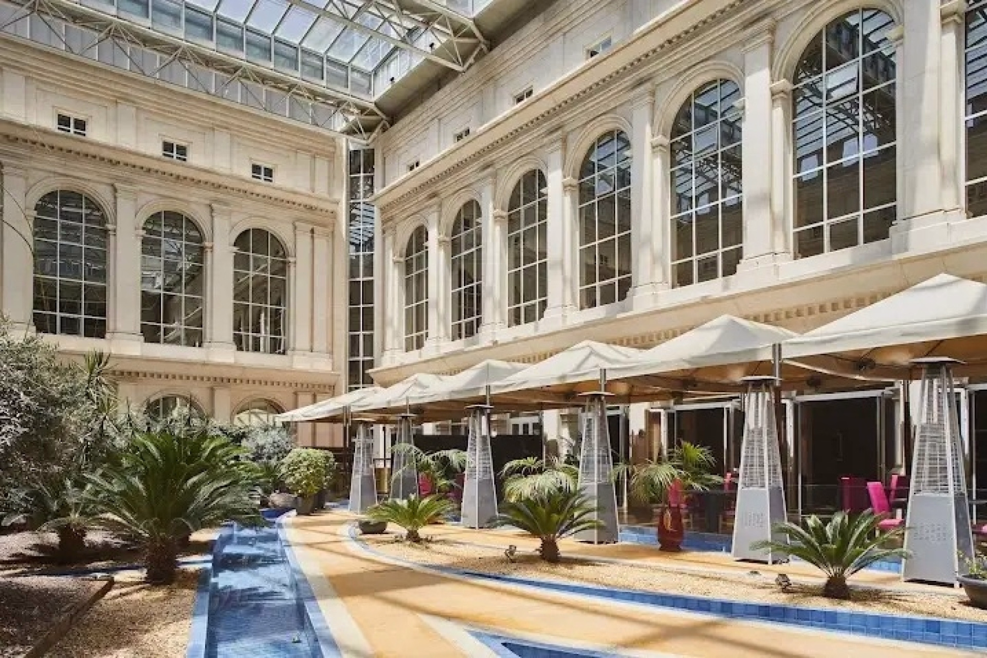 🏨 Hôtel 4* - Jours 1 à 2
