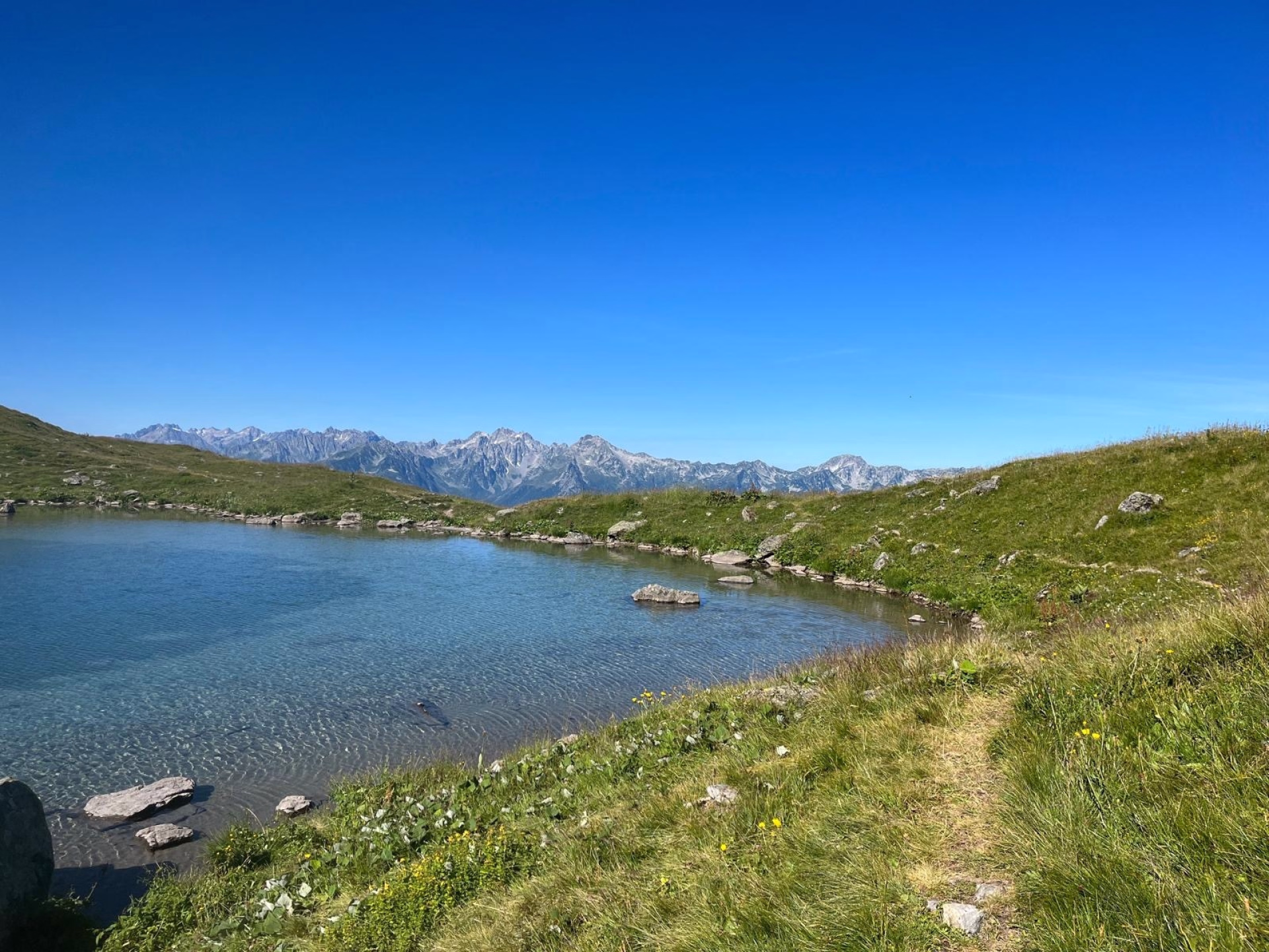 Yoga & randonnée face aux sommets du massif de la Lauzière