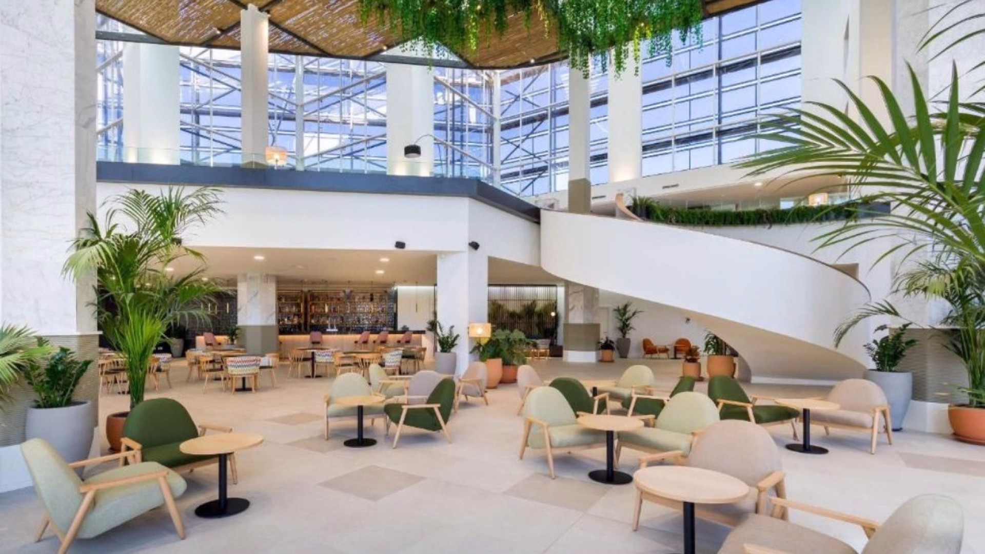 🏨 Hôtel 4* - Jours 1 à 7