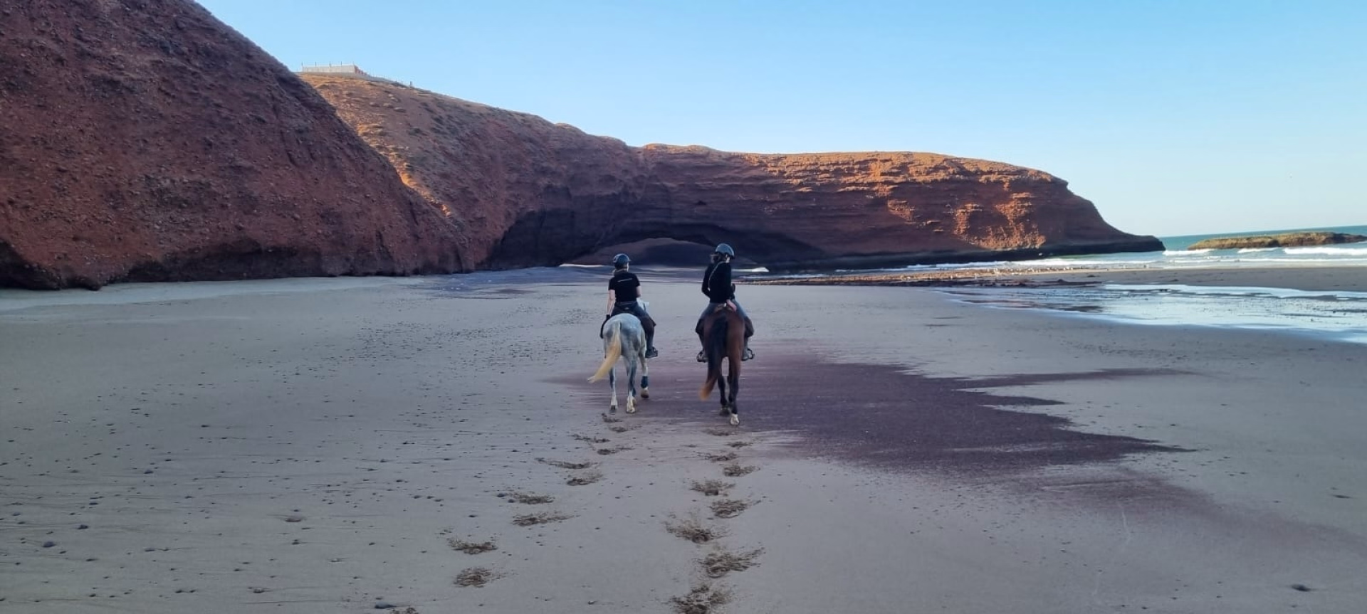 Randonnée équestre sur les plages de Legzira au Maroc