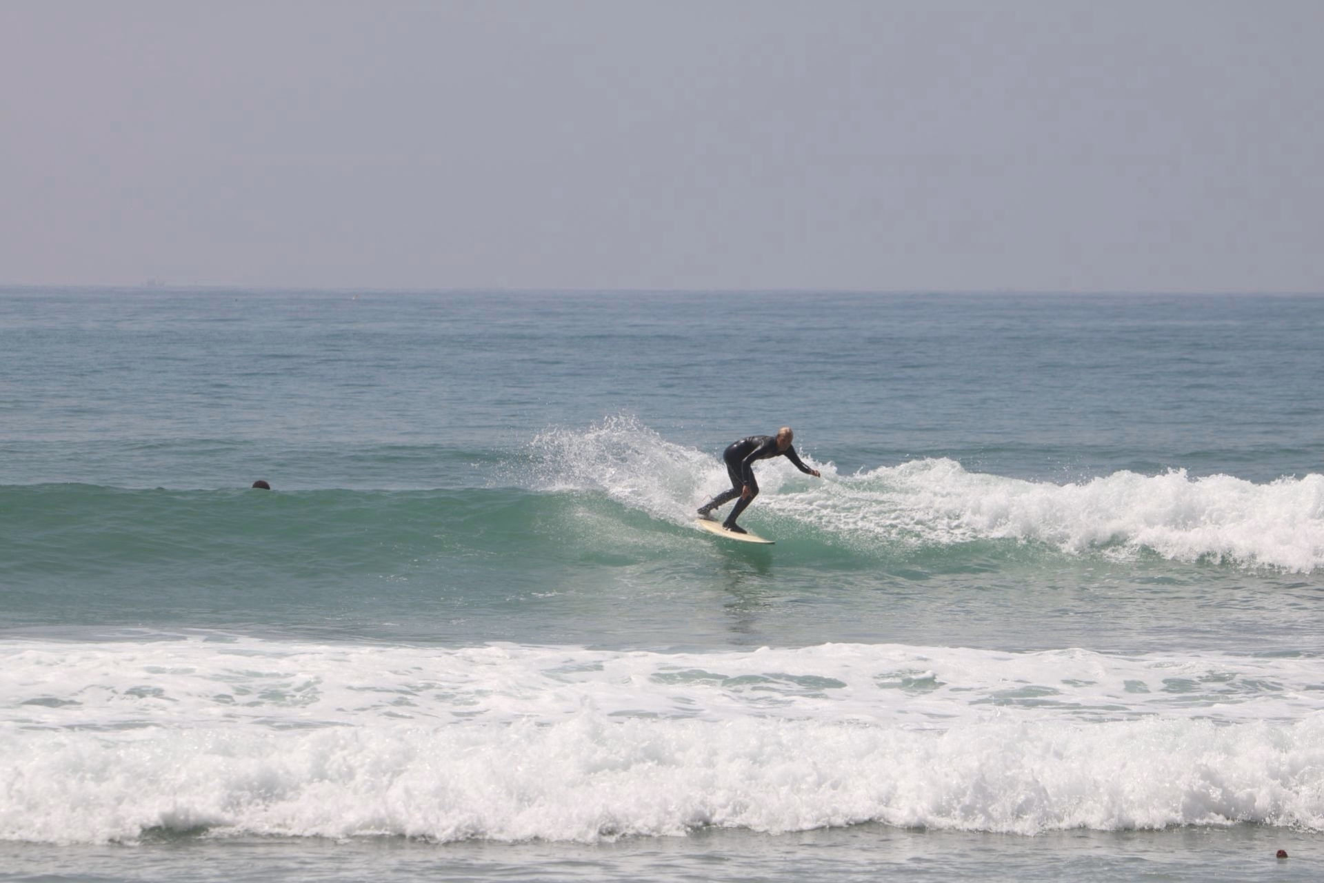 Surf engagé sur les vagues de Taghazout