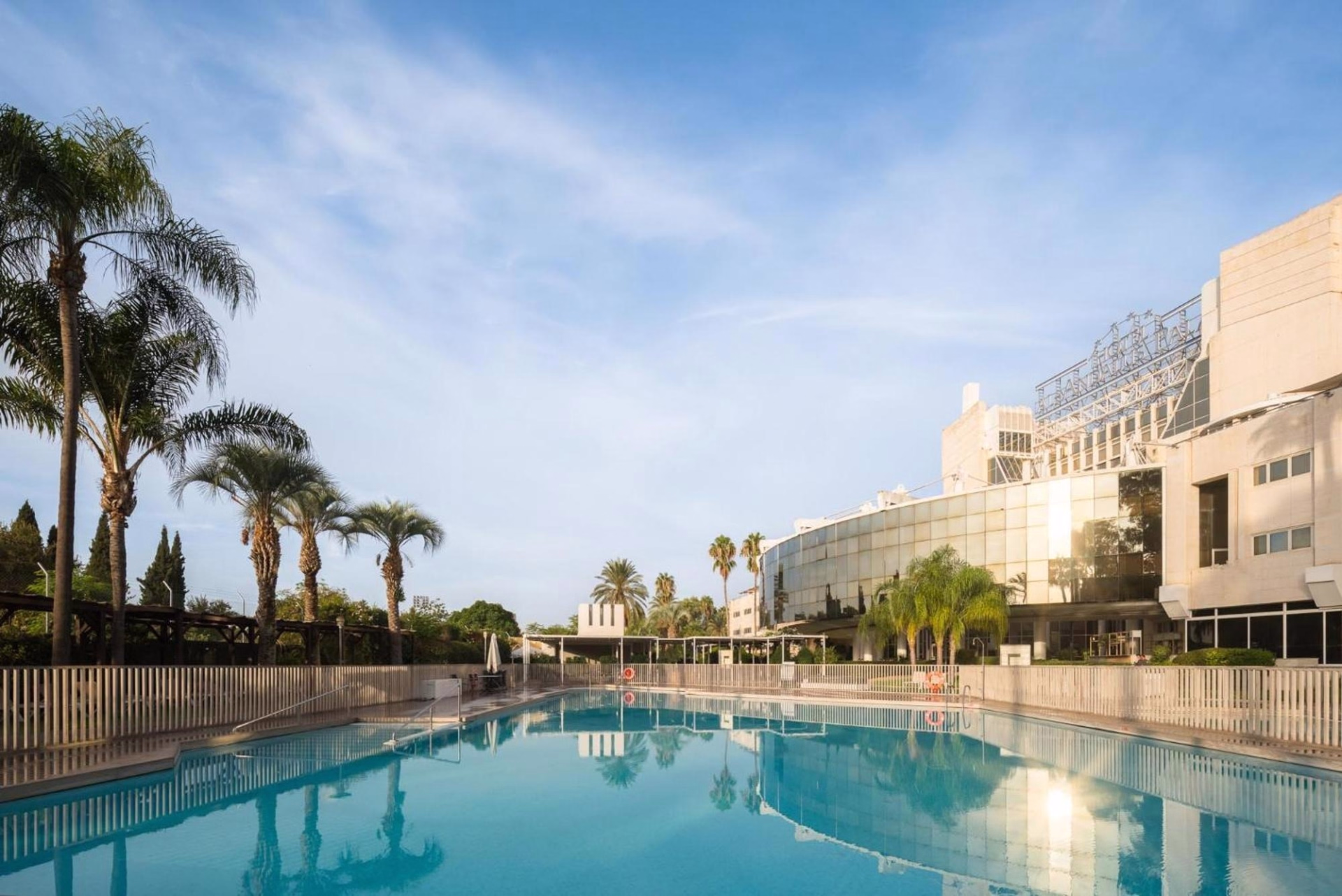 🏨 Hôtel 4* - Jours 1 à 2