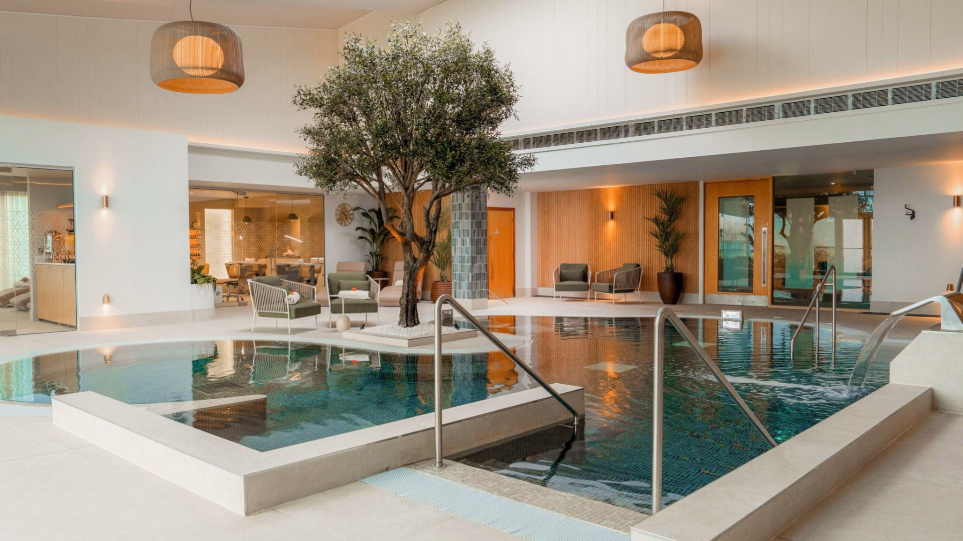 🏨 Hôtel 4* - Jours 1 à 2, 9