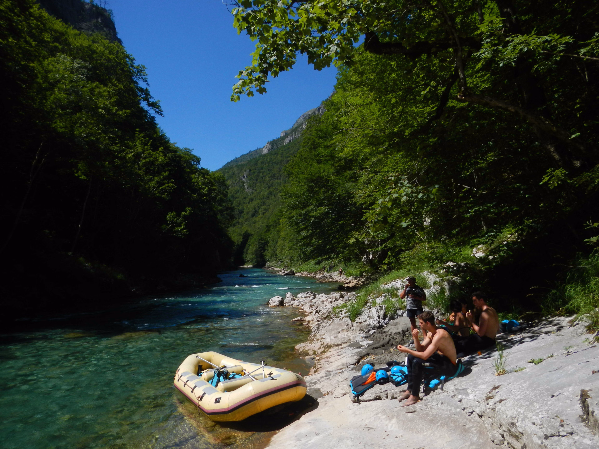 Petite pause sur les berges de Tara canyon lors de la descente en rafting, Montenegro