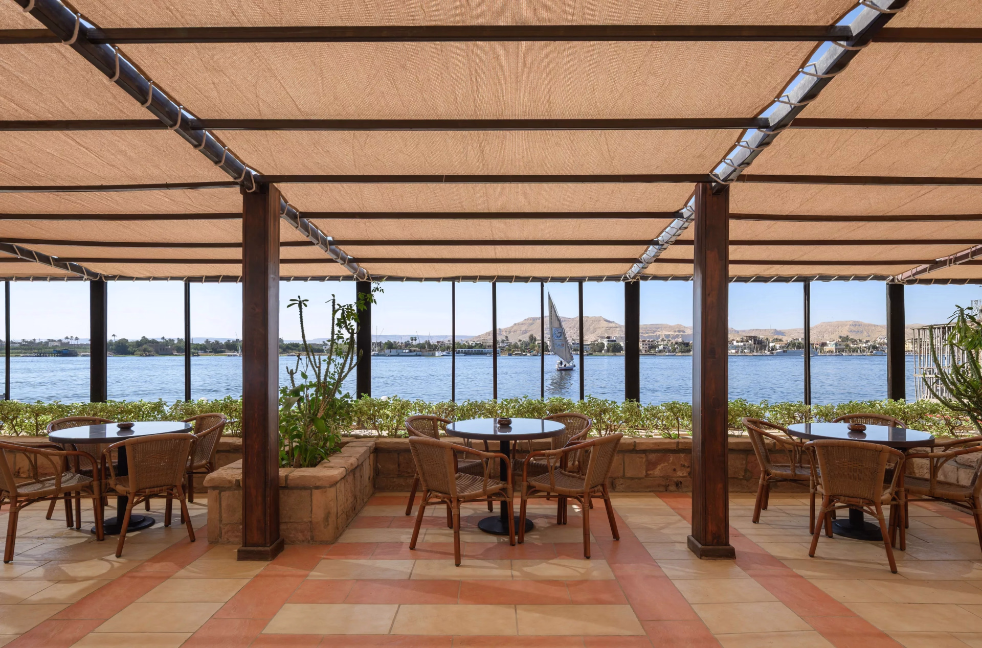 🏩 Hôtel 4* - Jours 5 à 6