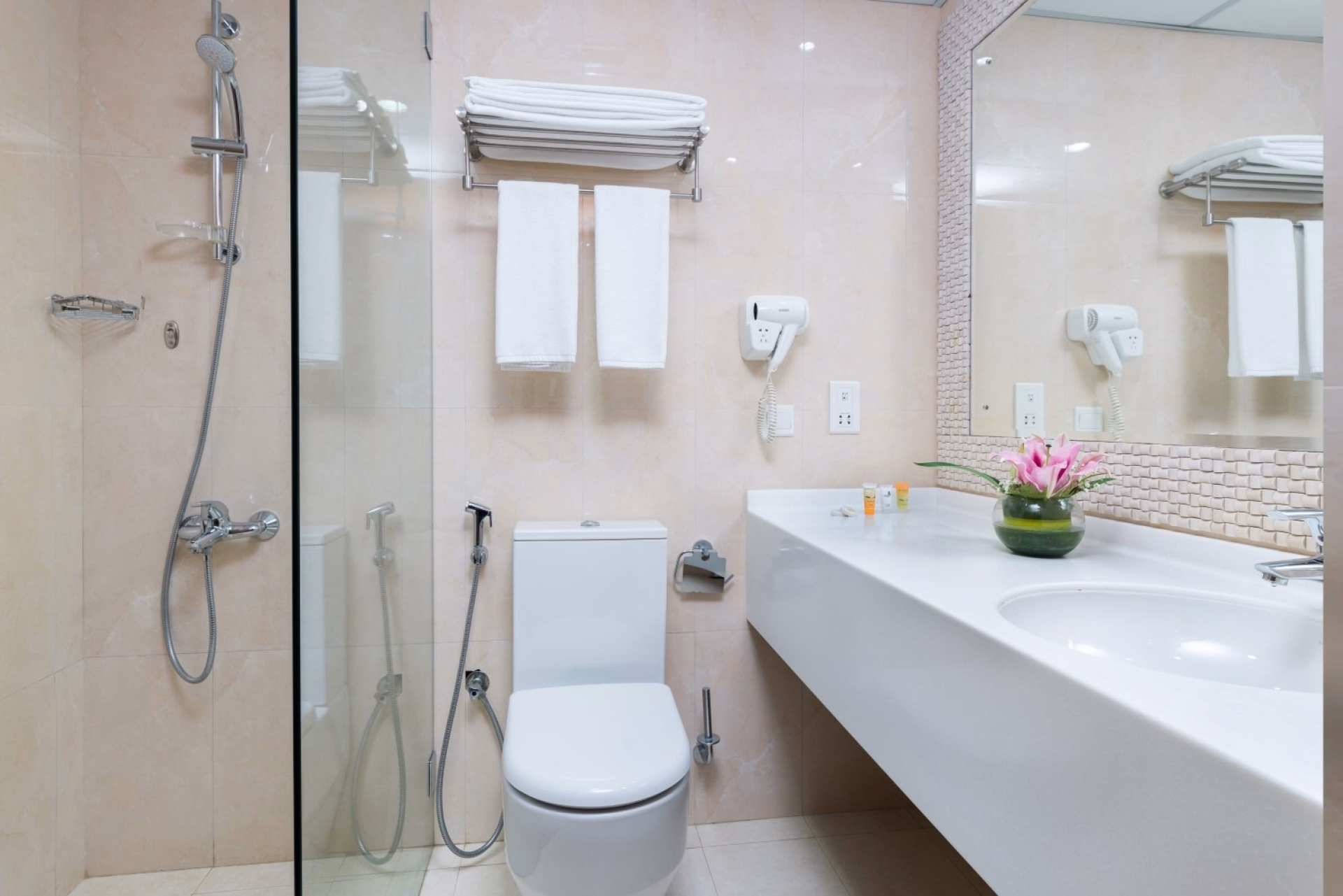 🏨 Hôtel 4* - Jours 1 à 2, 6