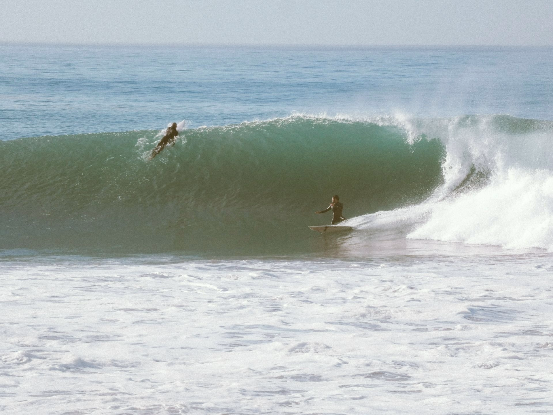 Surf engagé sur les vagues de Taghazout