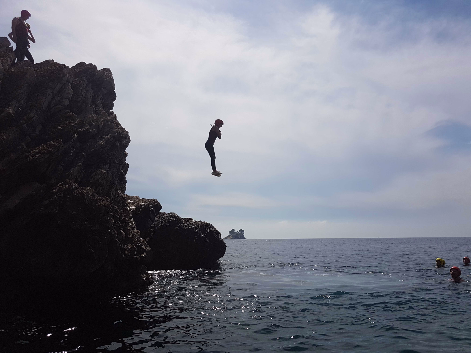 Cliff jumping en famille sur la Côte Adriatique, Montenegro