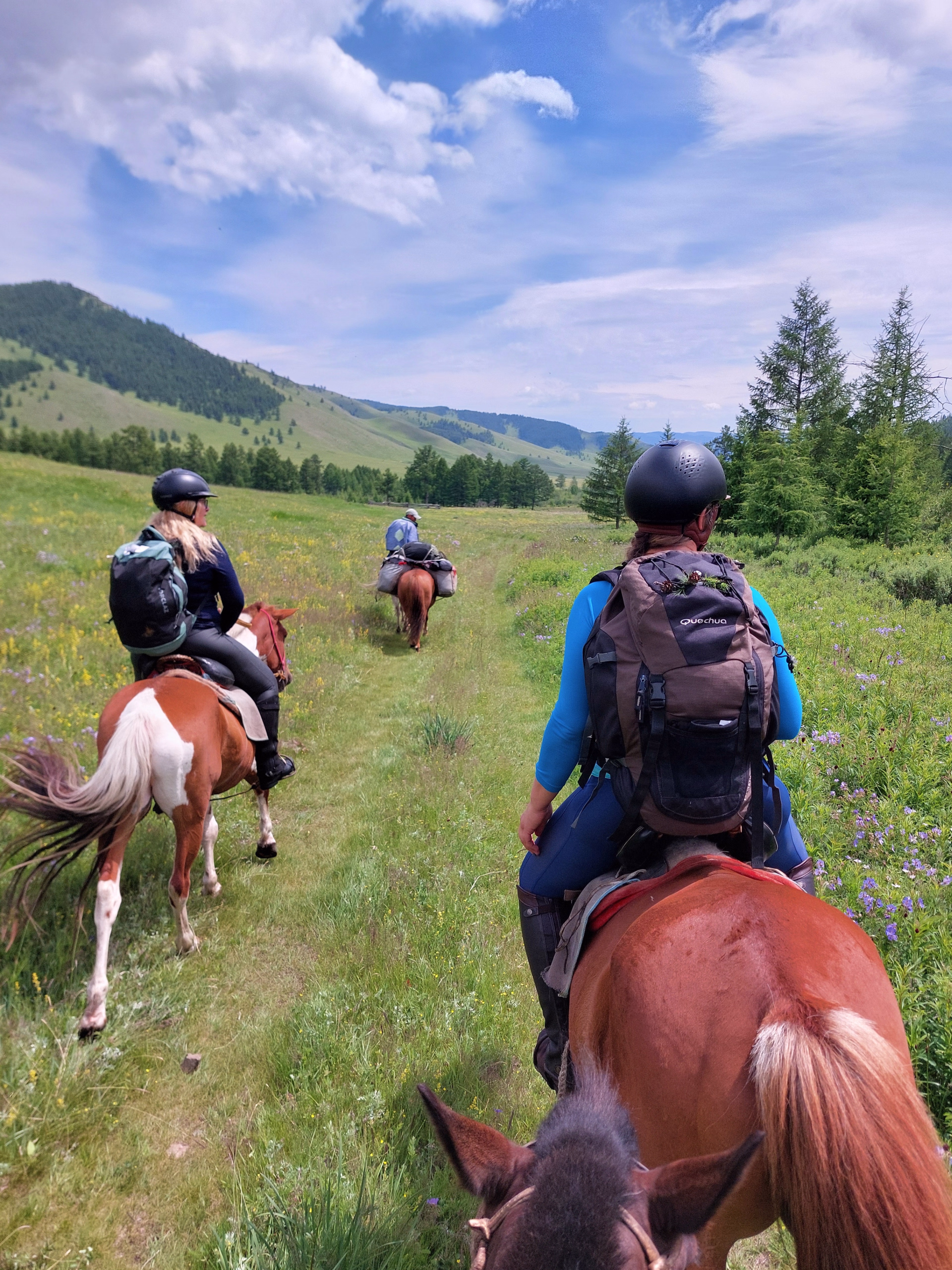 Randonnée à cheval dans le parc national de Terelj en Mongolie