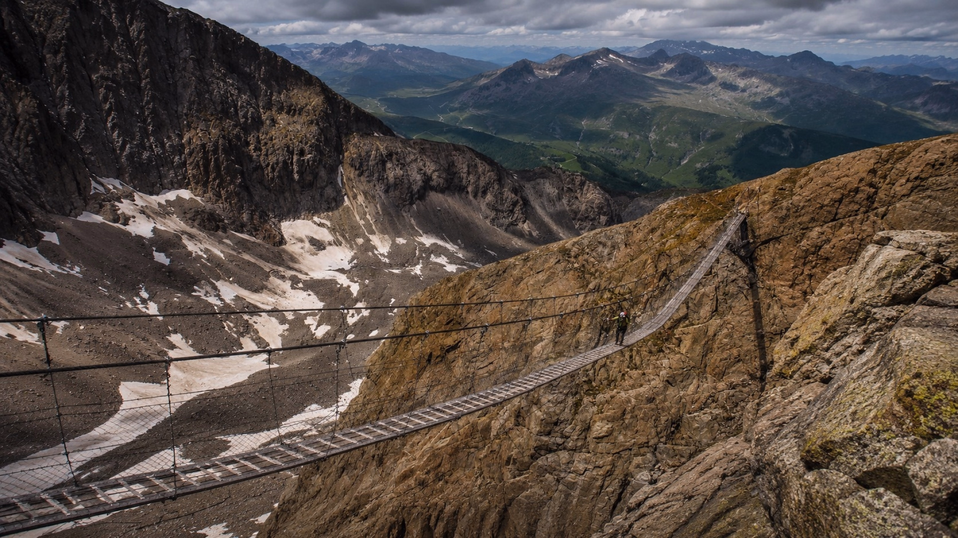 Traversée glaciaire des Dômes de Miage, face au Mont-Blanc