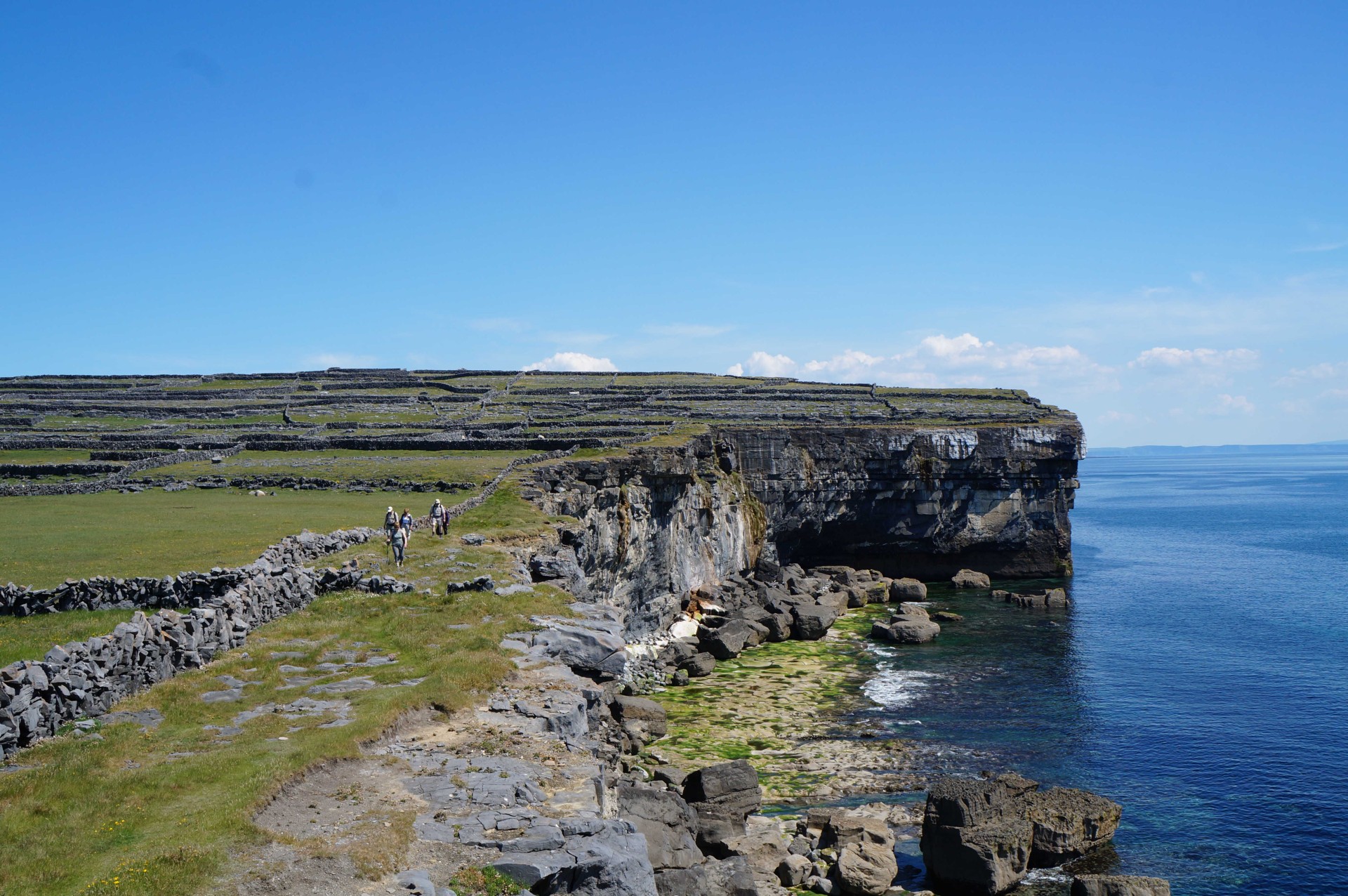 Randonnée en Irlande, falaises sur l'île d'Aran