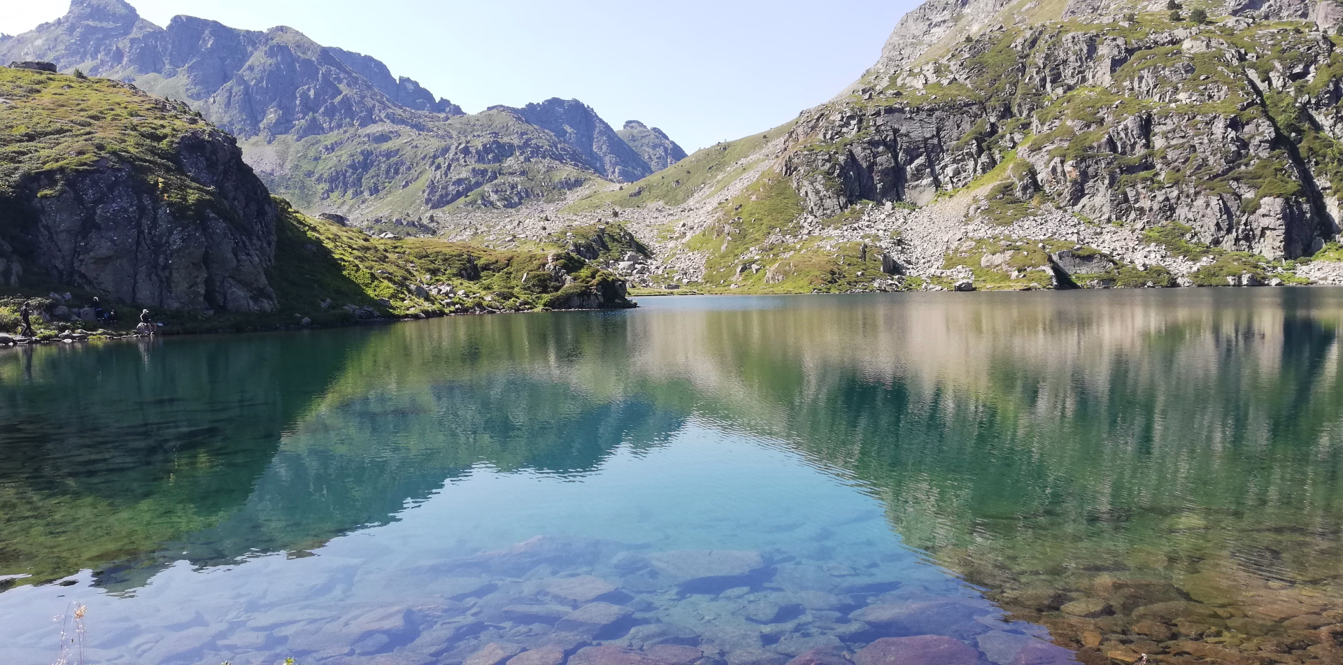 Photo d'un lac en montagne dans les Pyrénées