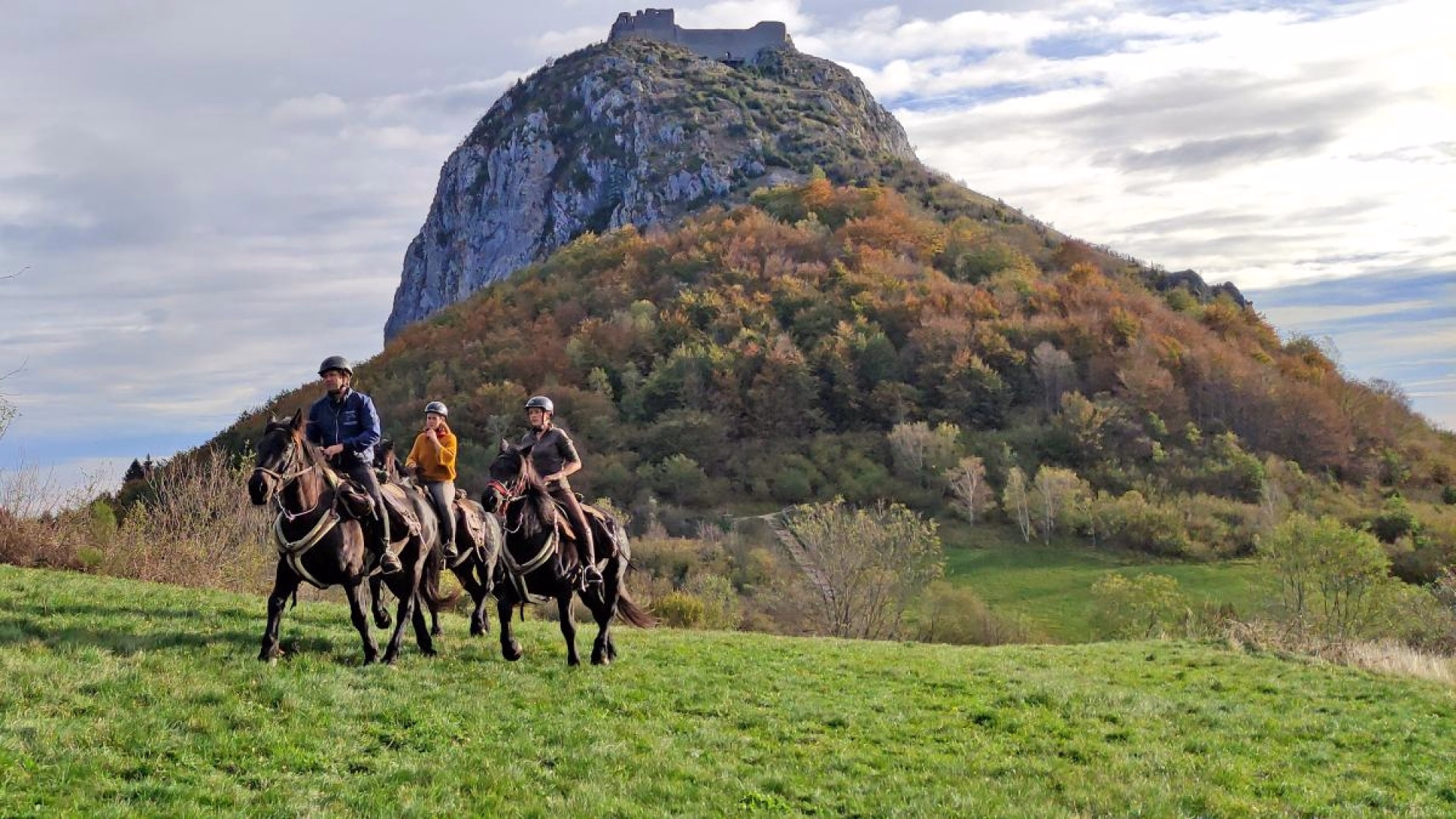 La ronde des châteaux cathares à cheval