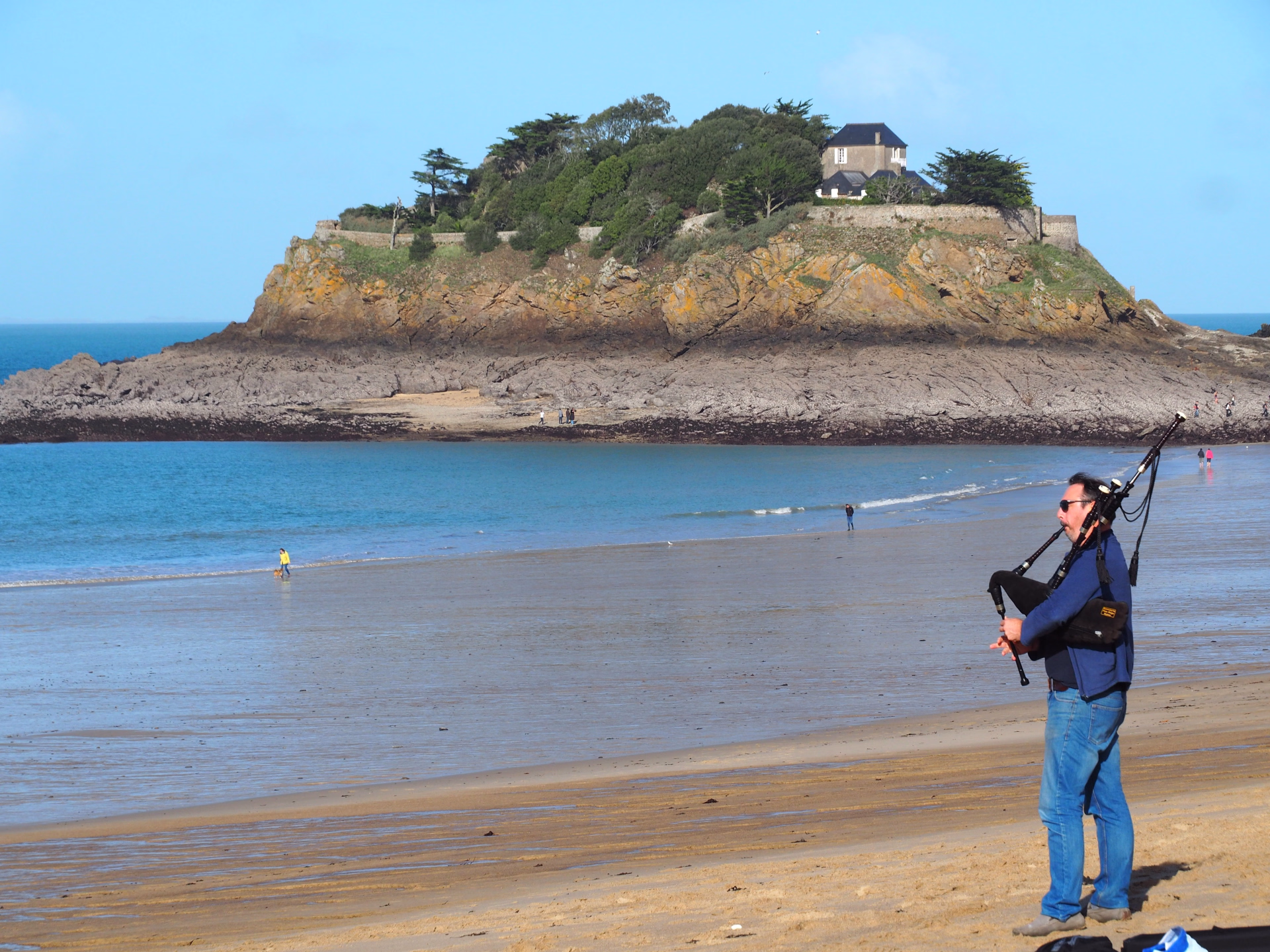 The Bay of Mont-Saint-Michel by bike