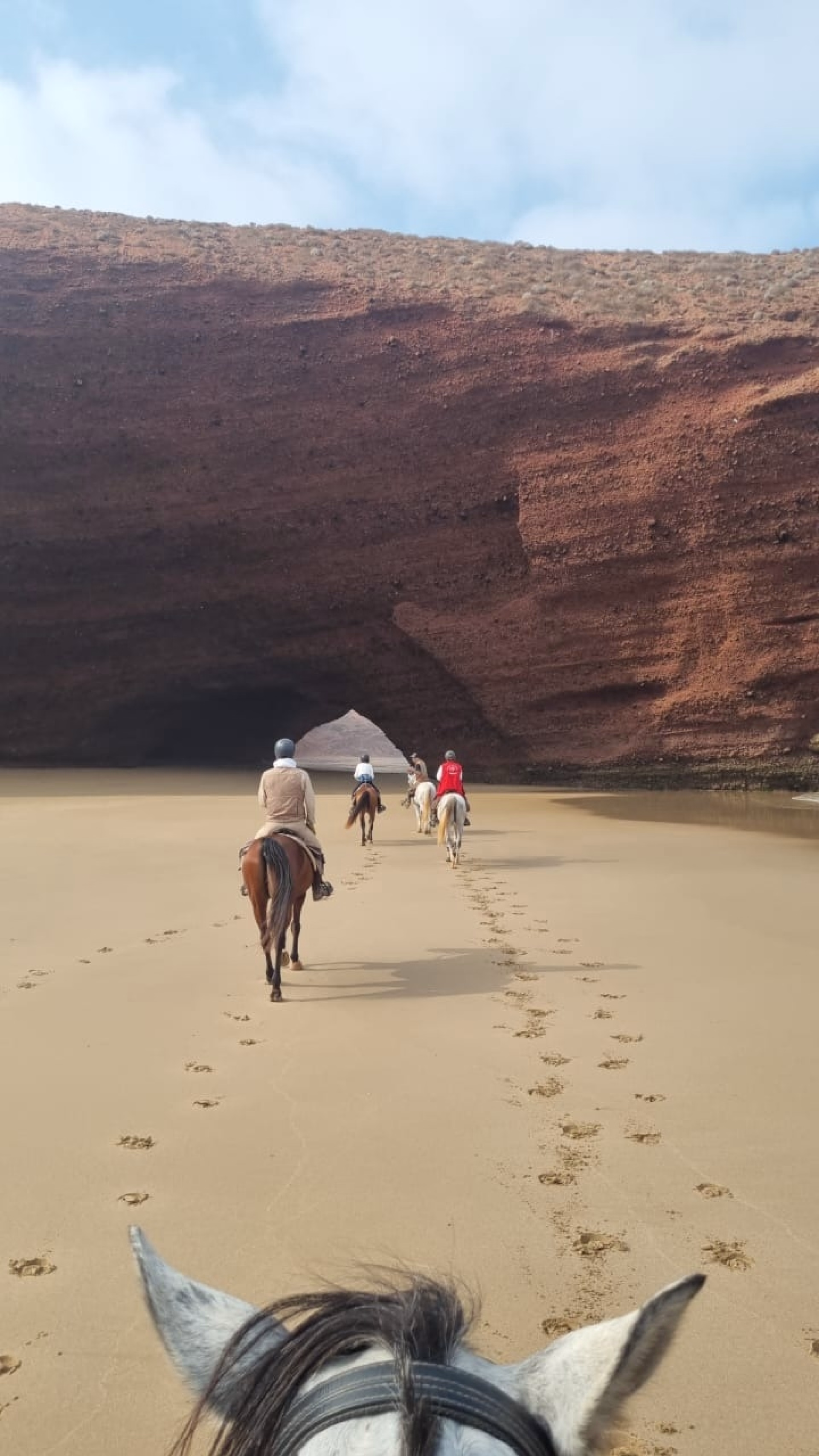 Randonnée équestre sur les plages de Legzira au Maroc