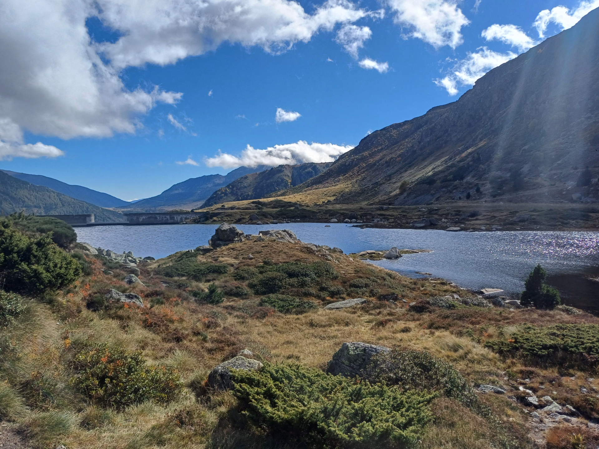 Photo d'un lac de montagne dans les Pyrénées