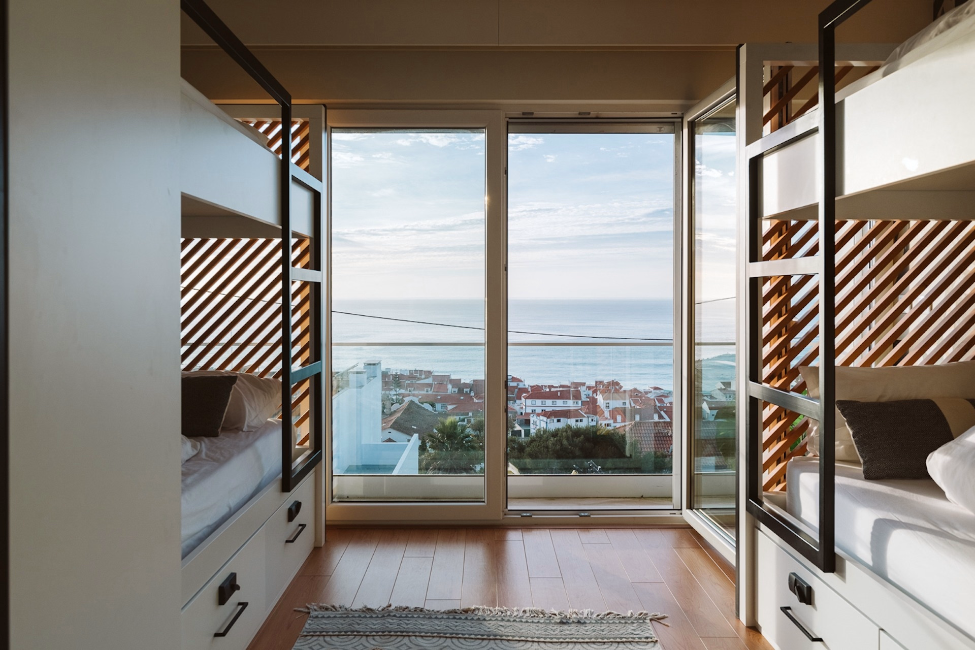 🏠 Surf House
