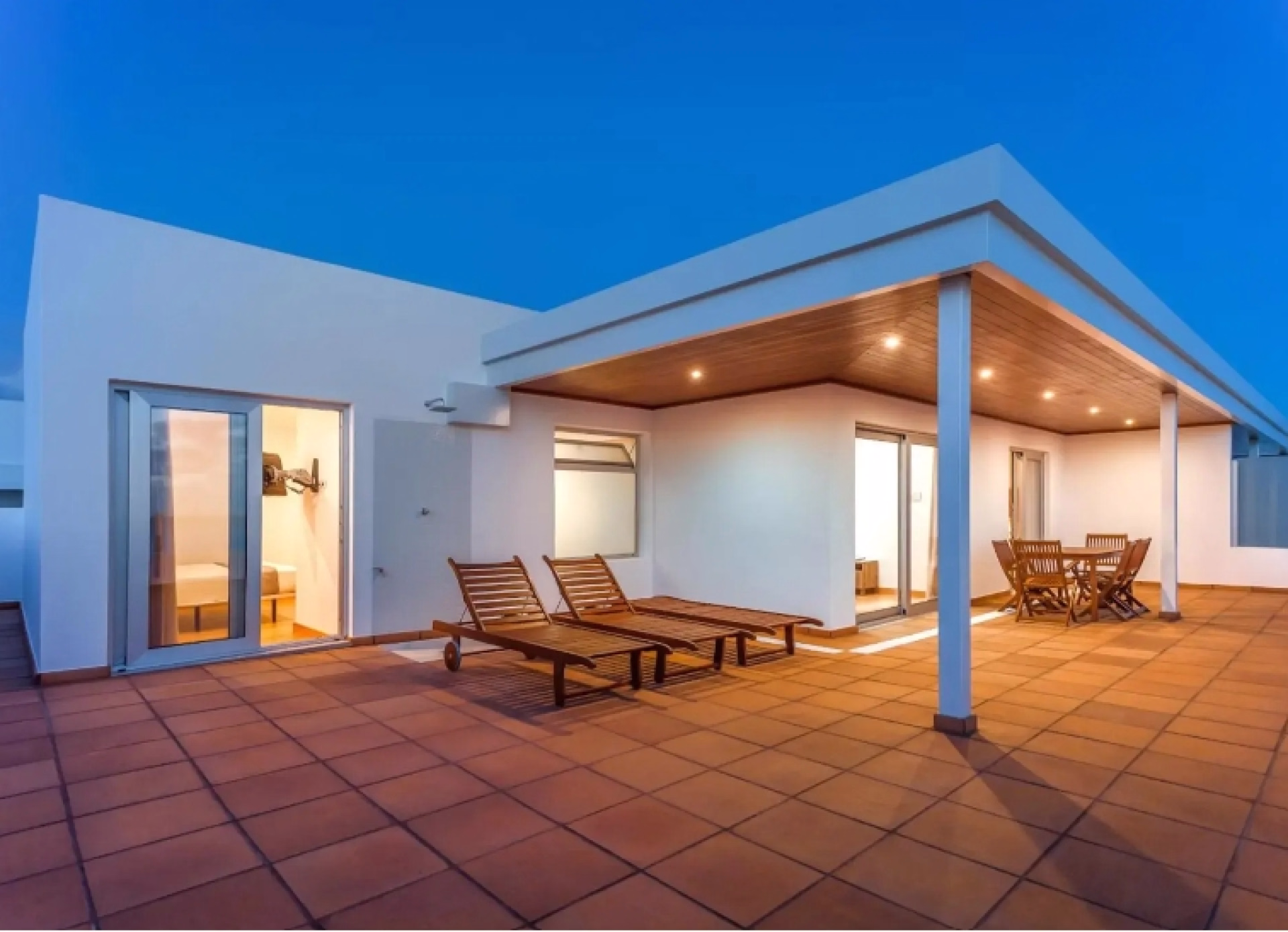 🏨 Hôtel 3* - Jour 1 et 4