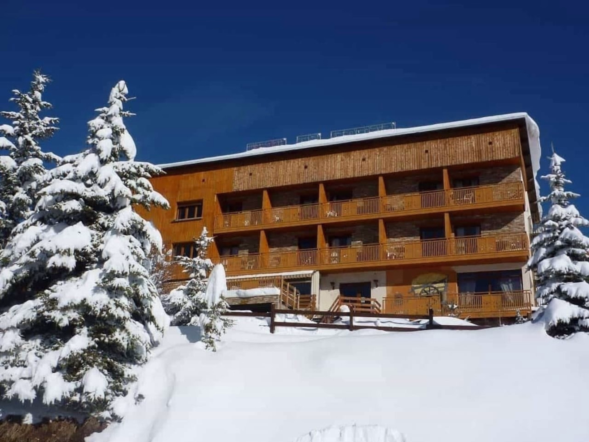 🏨 Hôtel 2* - Jours 1 à 4