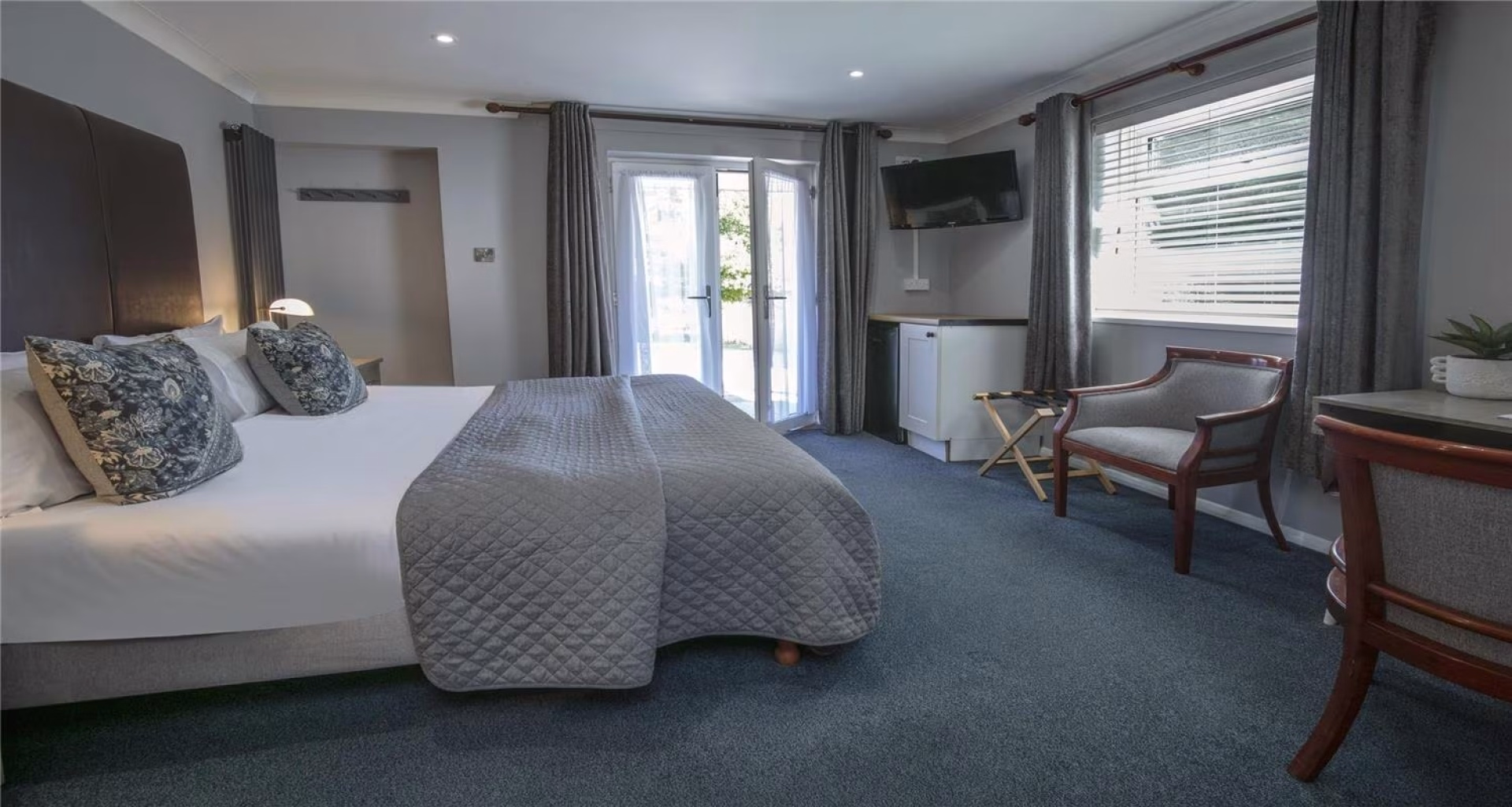 🏨 Hôtel 3* - Jours 1 à 4
