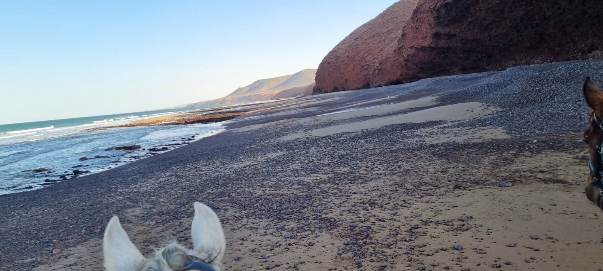 Randonnée équestre sur les plages de Legzira au Maroc