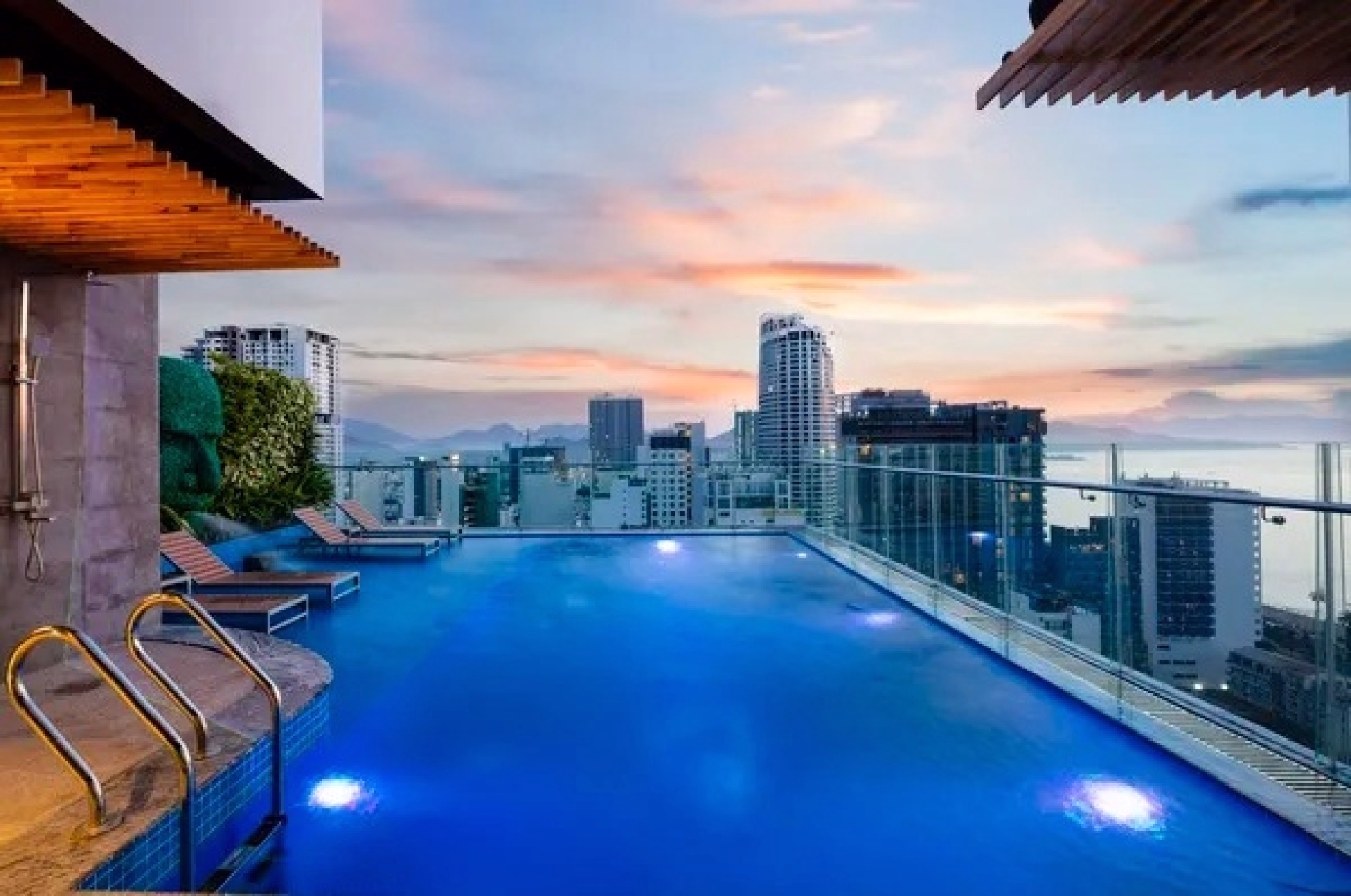 🏨 Hôtel 4* - Jours 1 à 5