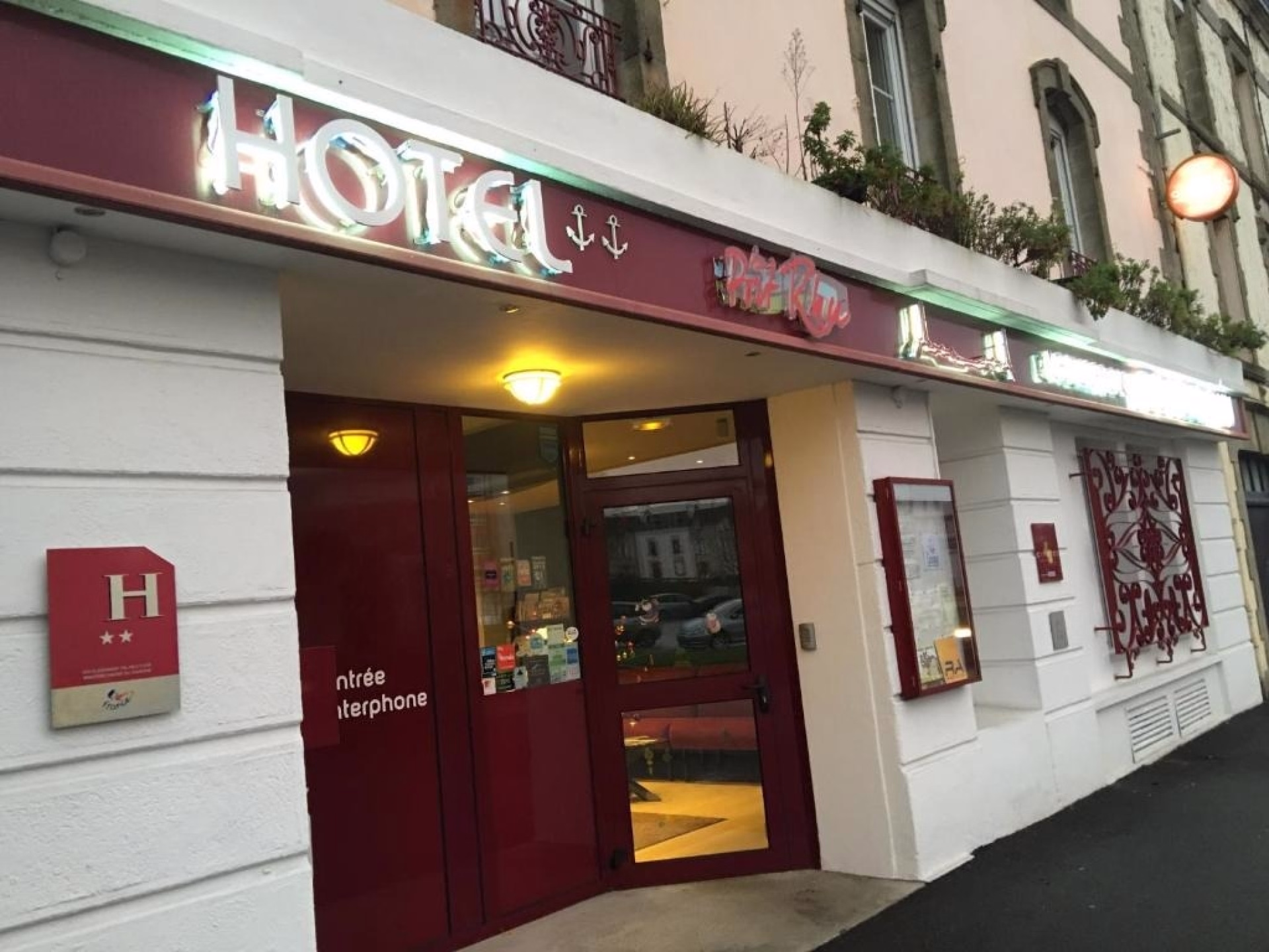 🏨 2-star hotel - Day 2