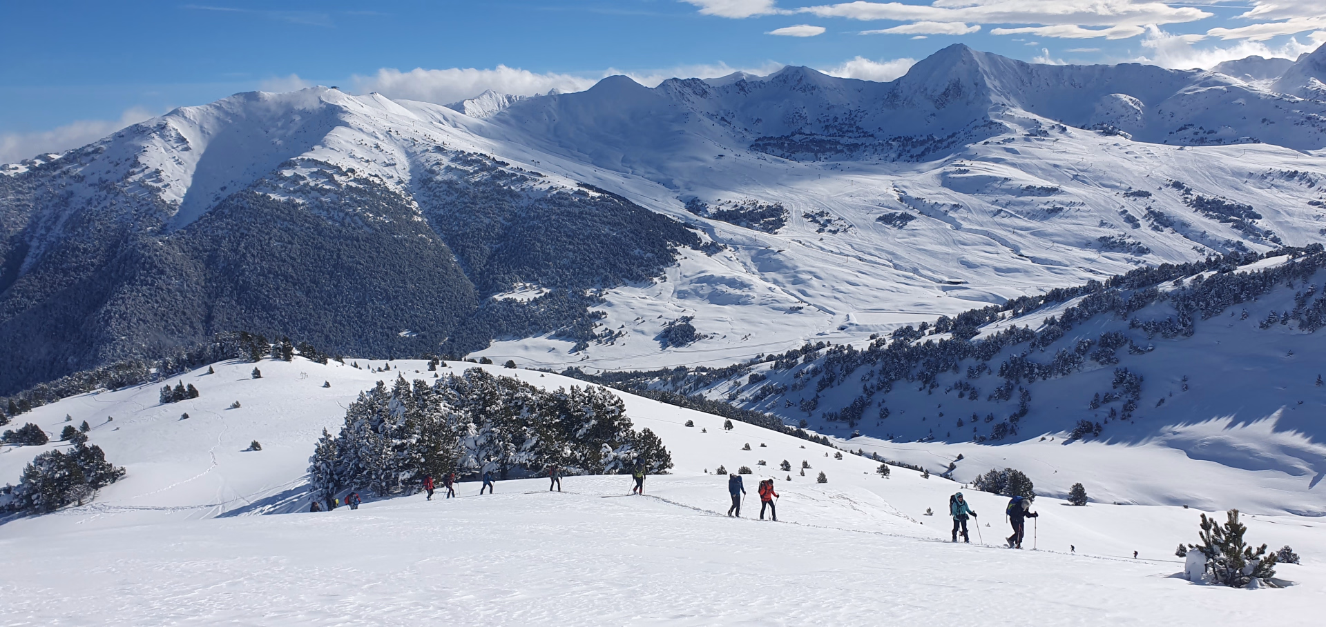 Raquettes dans les vallées enneigées des Encantats