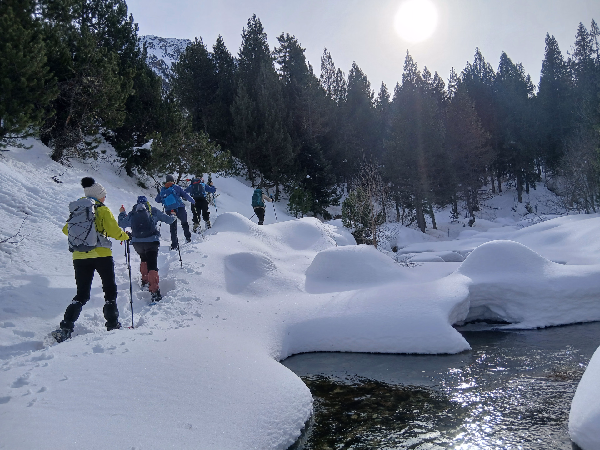 Raquettes dans les vallées enneigées des Encantats