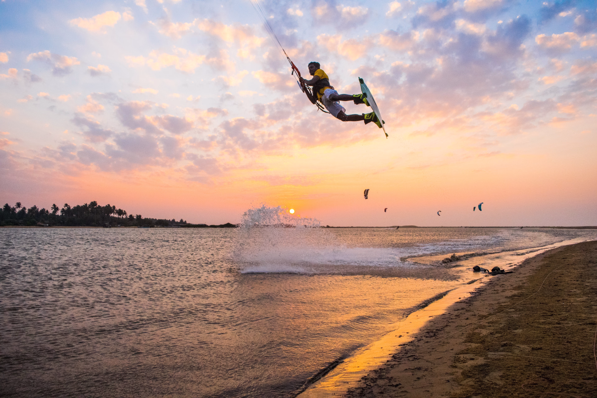Kitesurf en autonomie dans un lagon à Kalpitiya au Sri Lanka