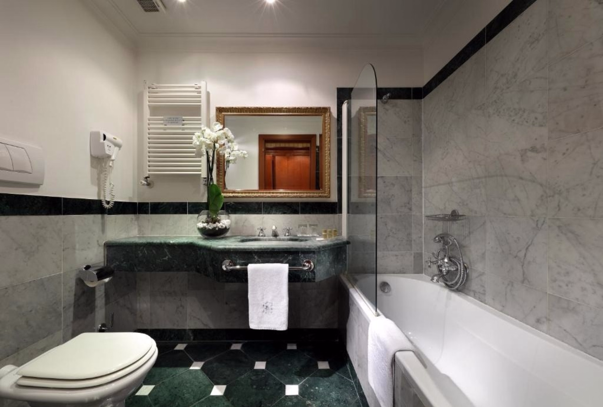 🏨 Hôtel 4* - Jours 1 à 2