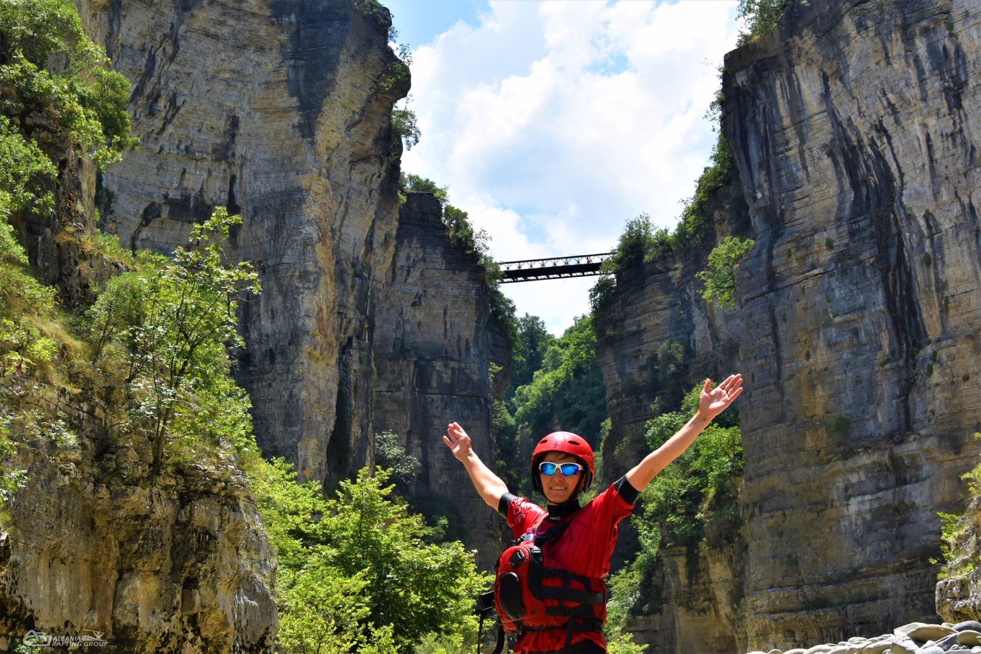 Descente en bouée dans le canyon d'Osumi à Berat en Albanie