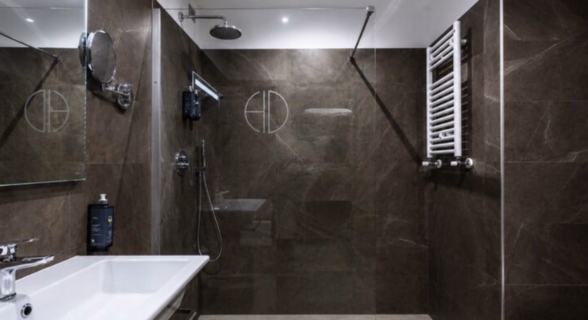 🏨 Hôtel 4* - Jours 1 à 2