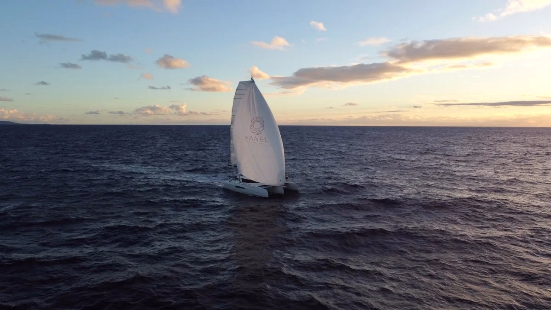 Wingfoil aux Grenadines à bord d'un trimaran