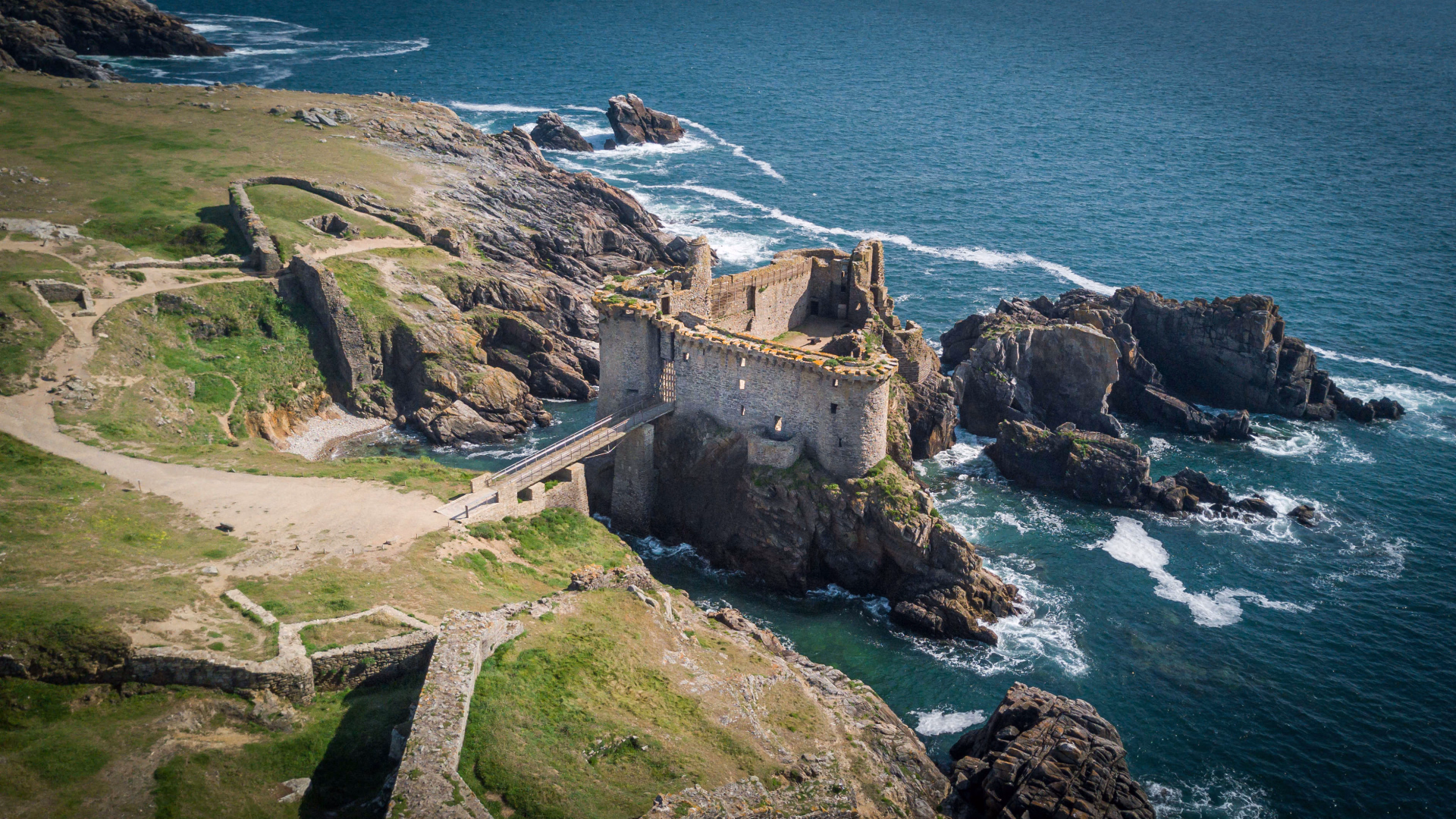 Laissez-vous éblouir par L’Île d’Yeu. Prenez le bateau et partez à la découverte de l’île la plus éloignée du continent.