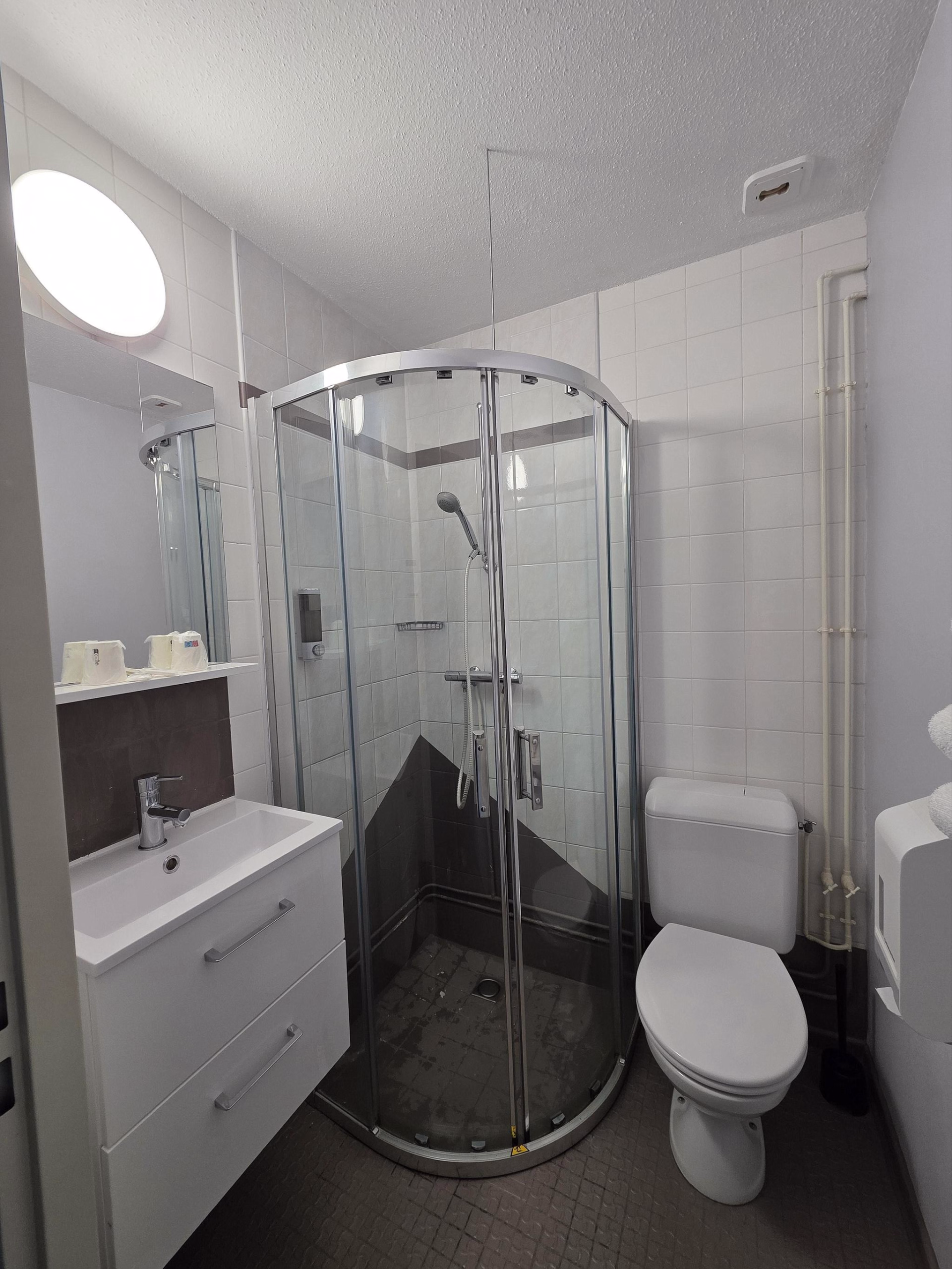 🏨 Hôtel 2* - Jours 3 à 5